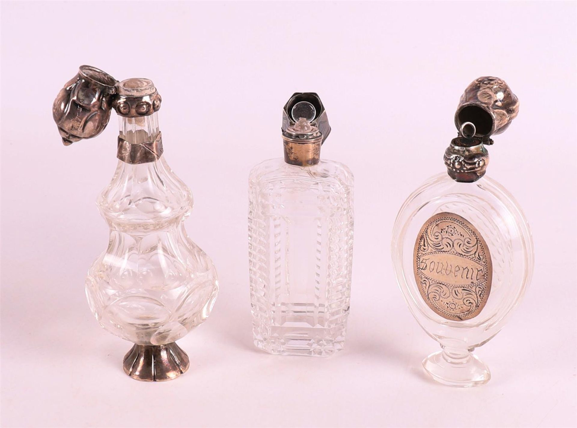 A clear crystal fragrance flask with silver flip lid and frame, 19th C. - Bild 2 aus 2