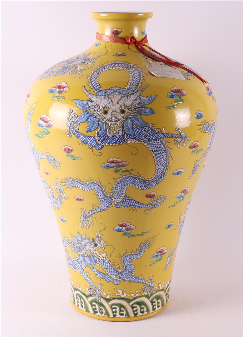 An imperial yellow porcelain baluster vase, antique example Jiaqing. - Image 4 of 6