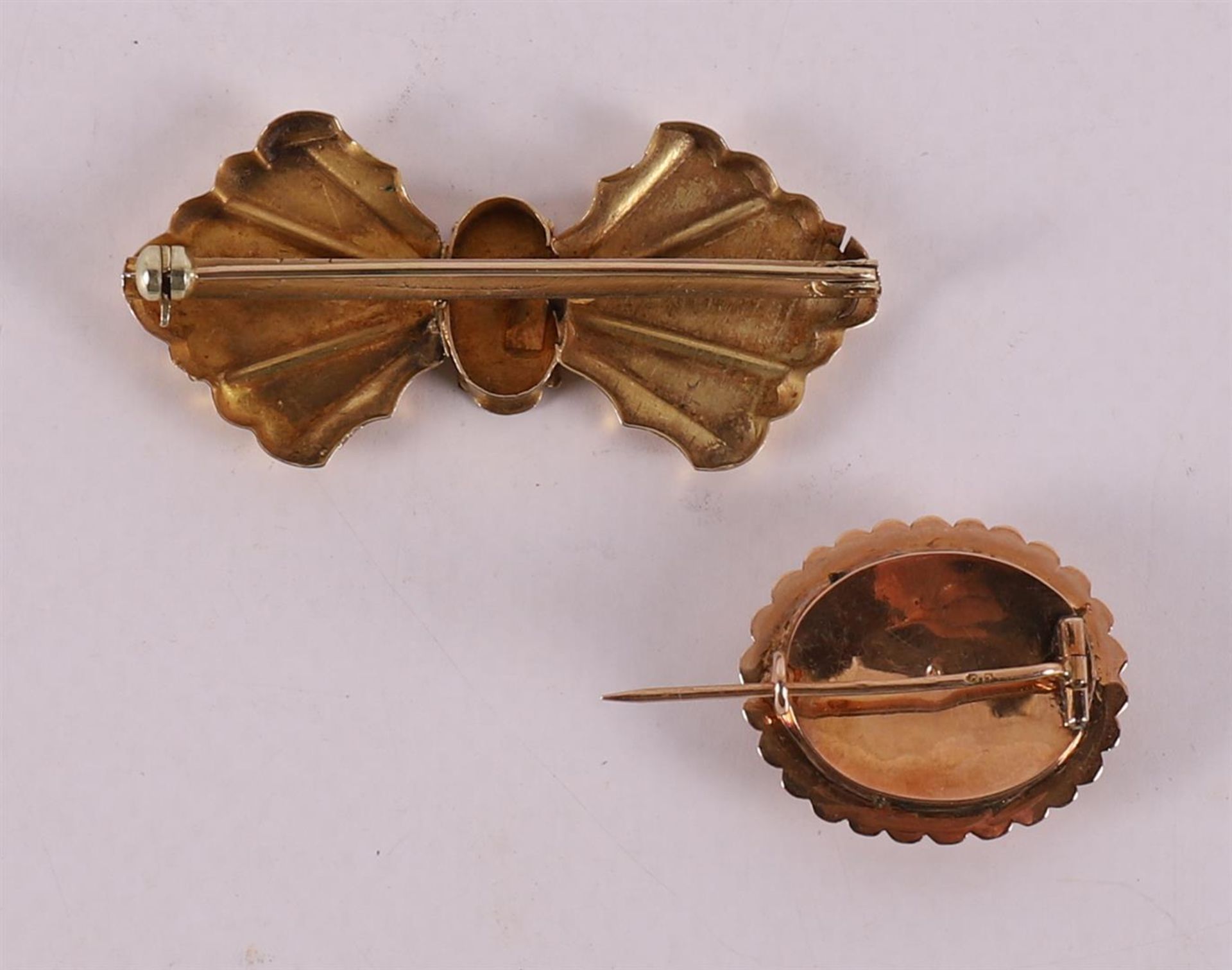 A 14 kt 585/1000 gold brooch with hair, regional costume dated 1884. - Image 2 of 2