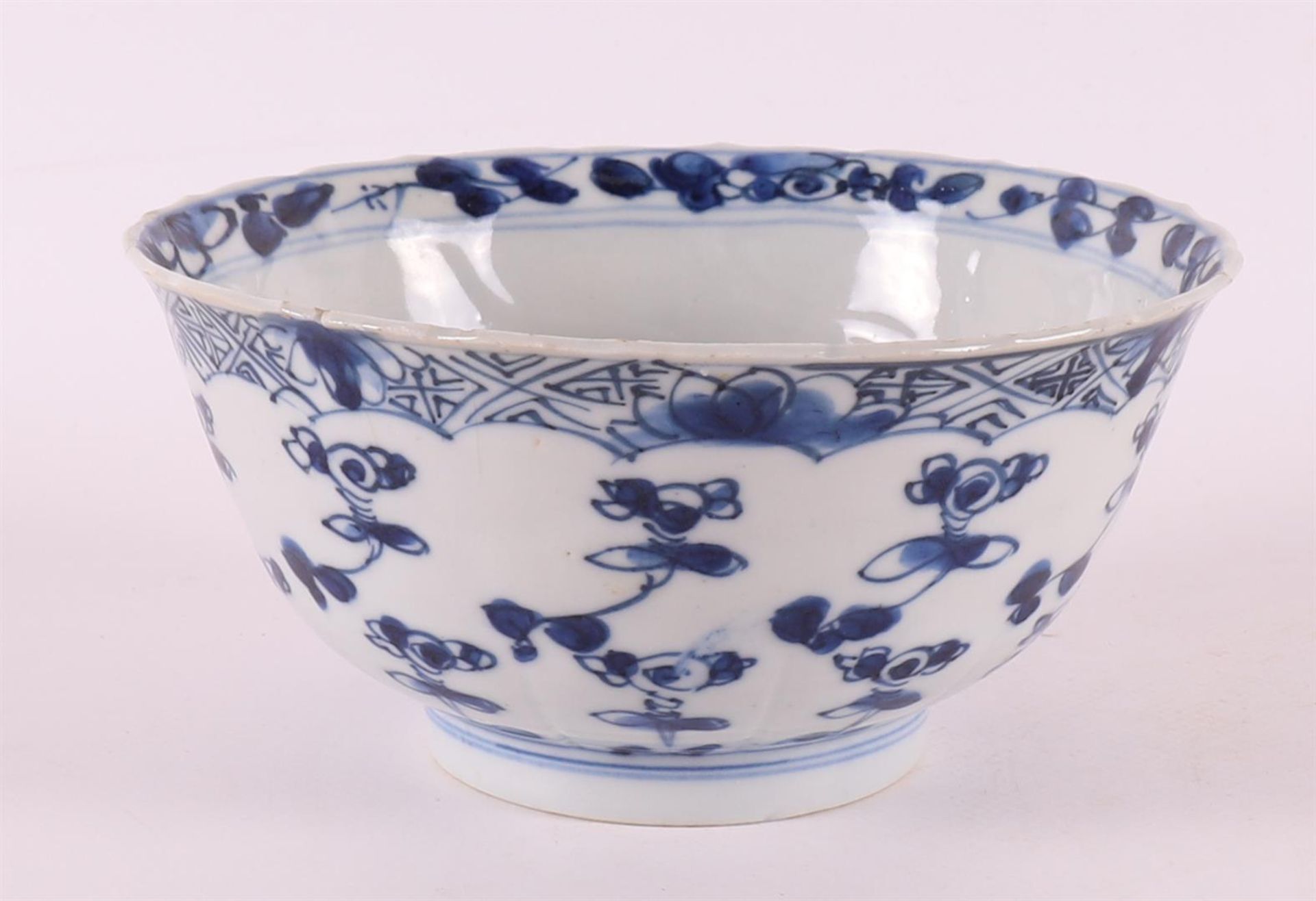 A blue and white porcelain bowl on a stand ring, China, Kangxi, around 1700. - Bild 2 aus 6