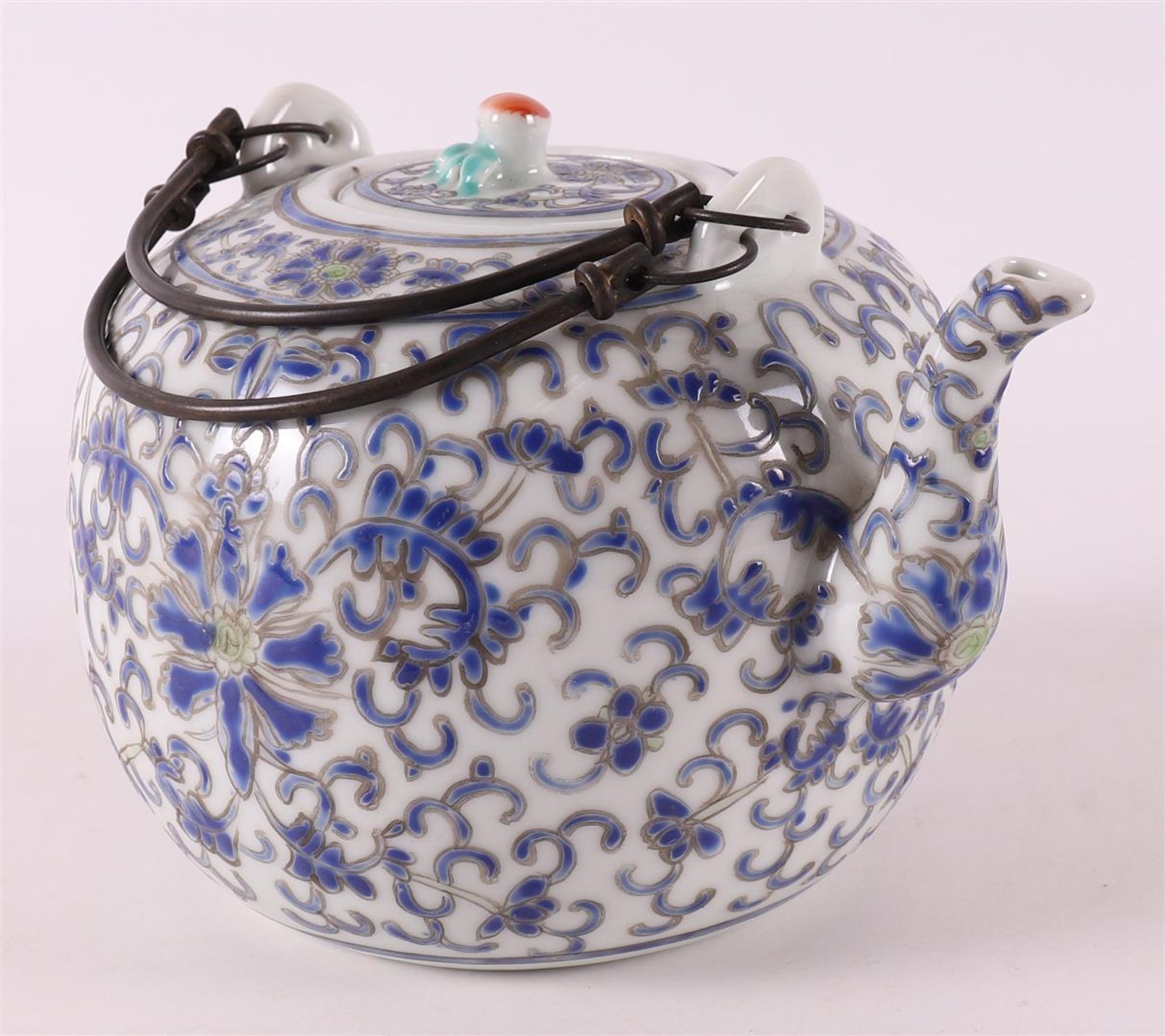 A porcelain teapot, China, circa 1900. - Bild 4 aus 8