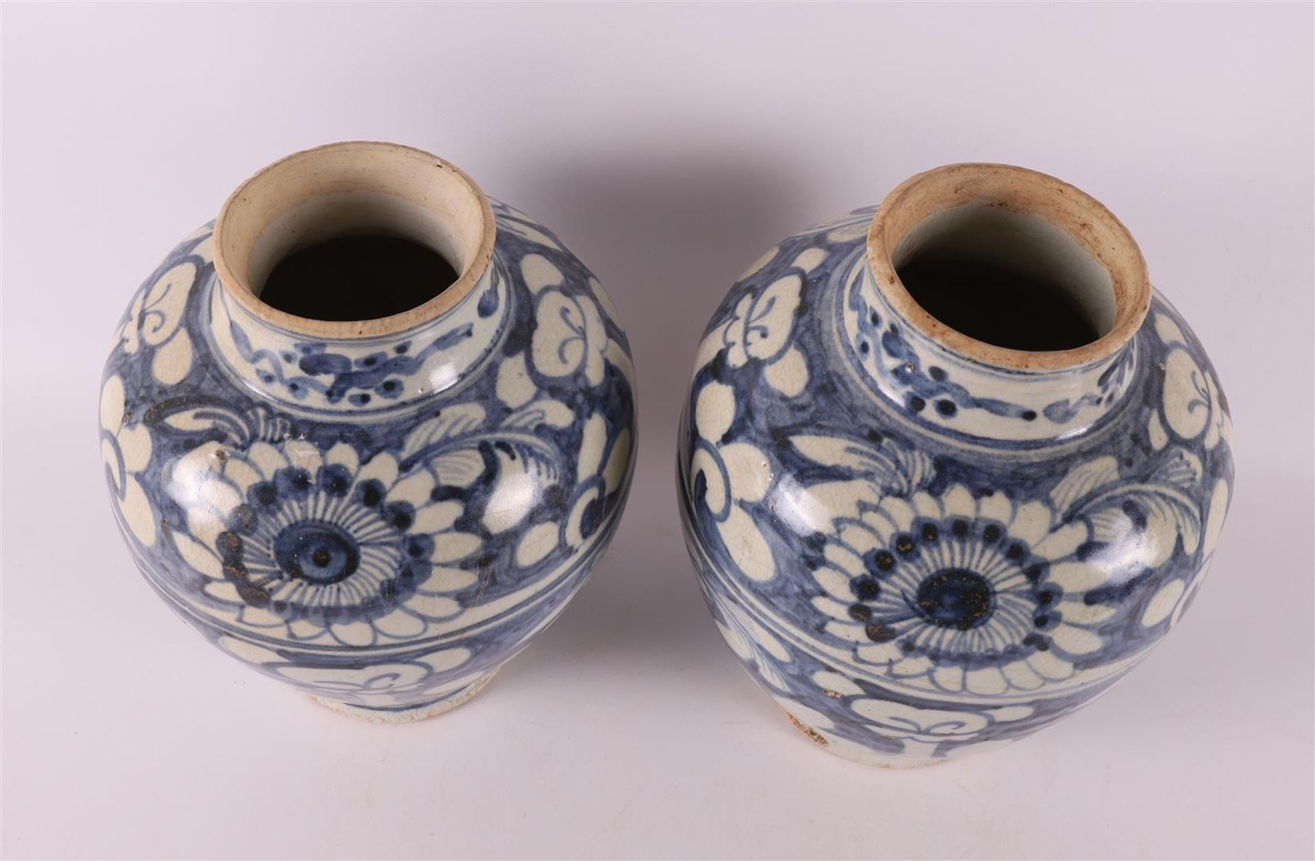 A pair of blue and white baluster-shaped porcelain Swatow vases, China, 17th/18t - Bild 5 aus 7