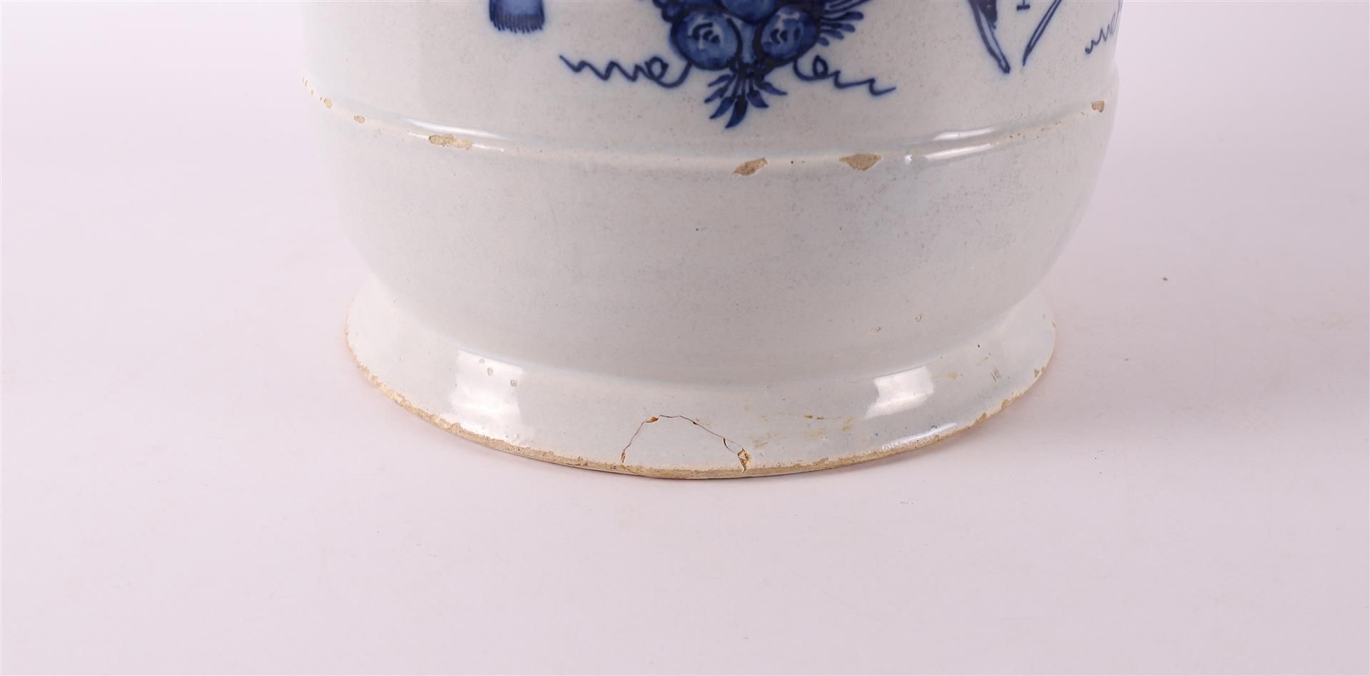 A Delft blue pottery albarello apothecary jar with brass lid, 18th century. - Bild 9 aus 12