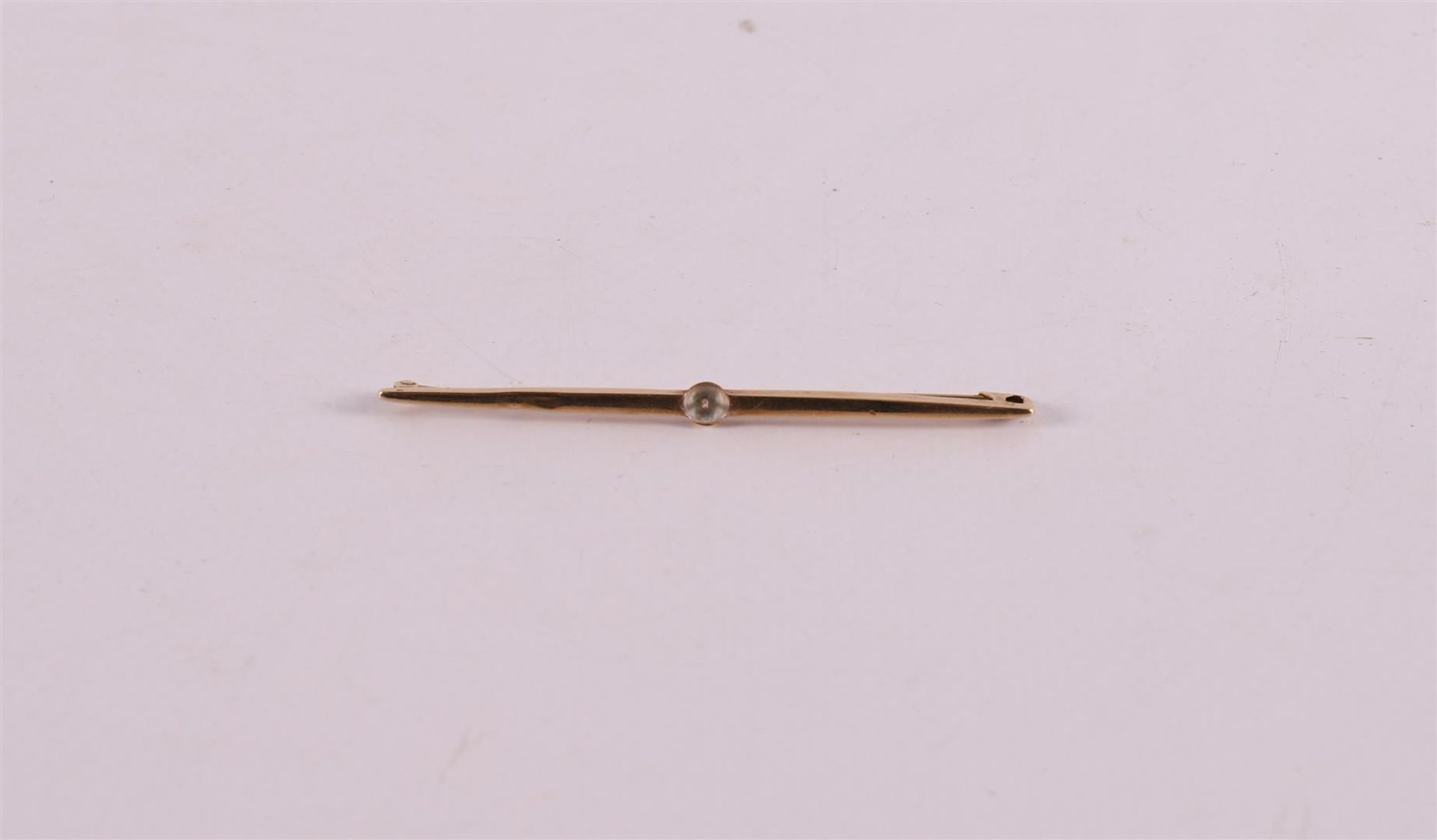 A 14 kt 585/1000 gold bar brooch, stone is missing.