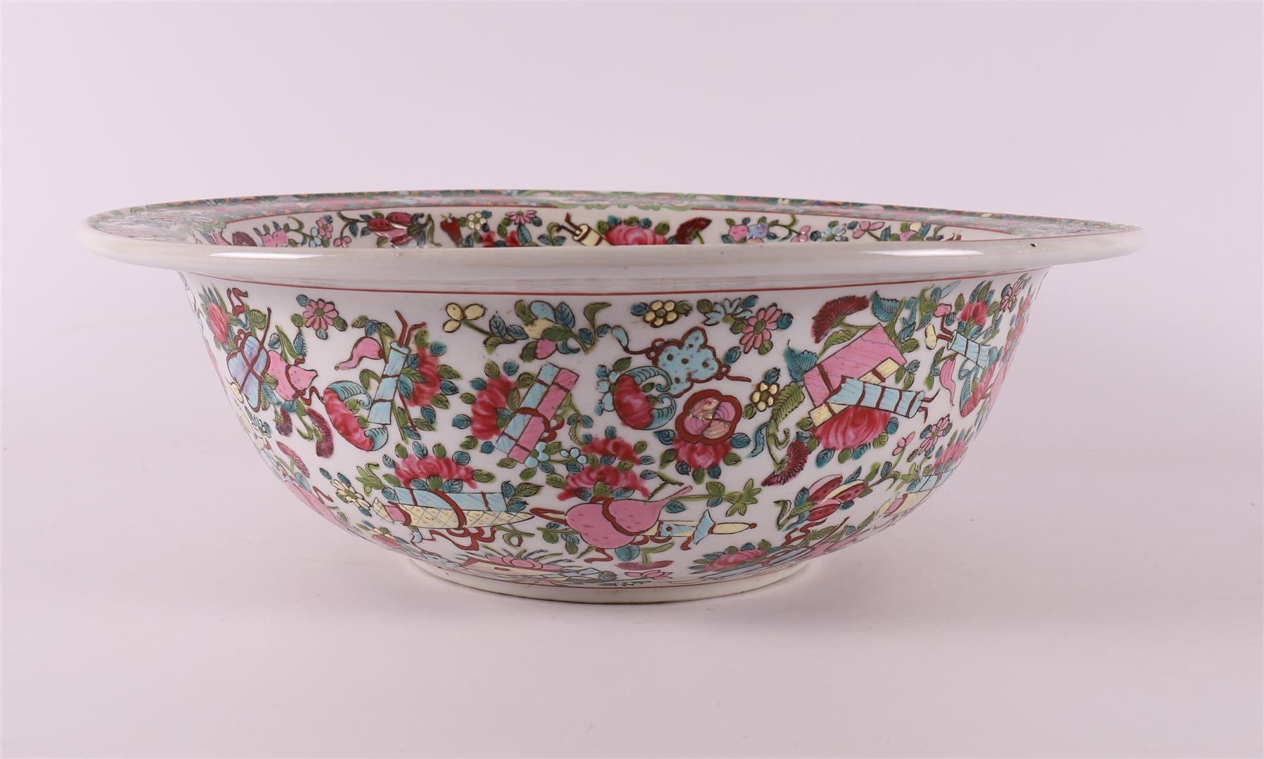 A porcelain famille rose wash bowl, China, Canton, 20th century. - Image 5 of 7