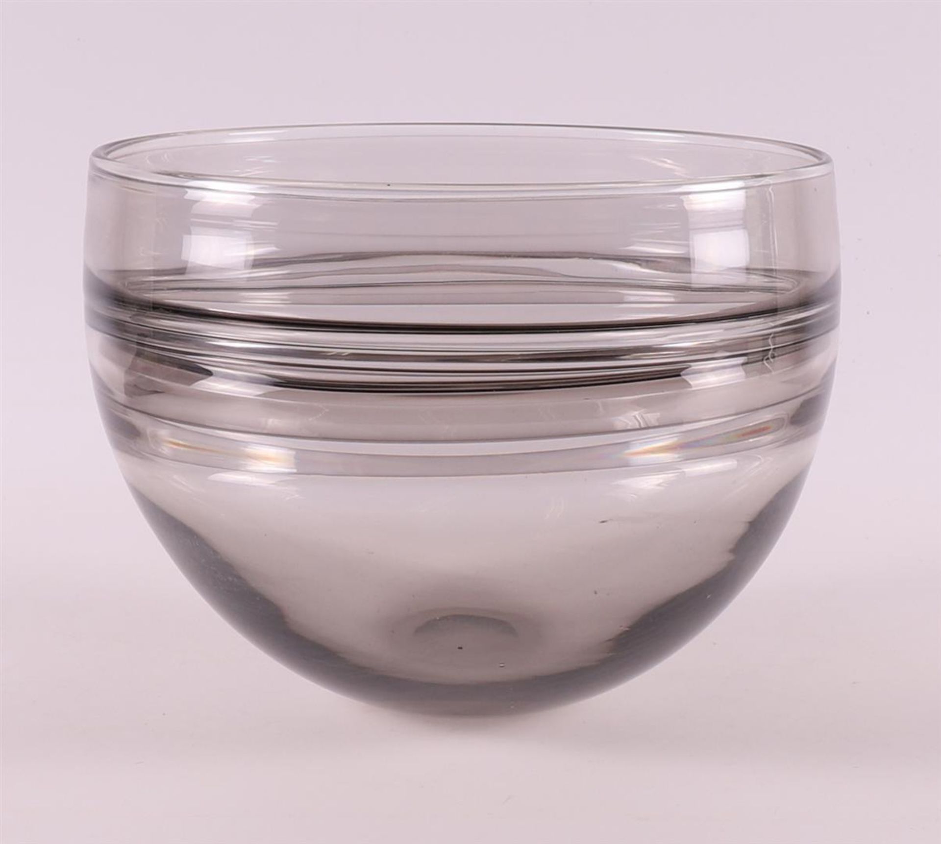 A clear glass bowl with horizontal stripes, design: Floris Meydam. - Bild 2 aus 3
