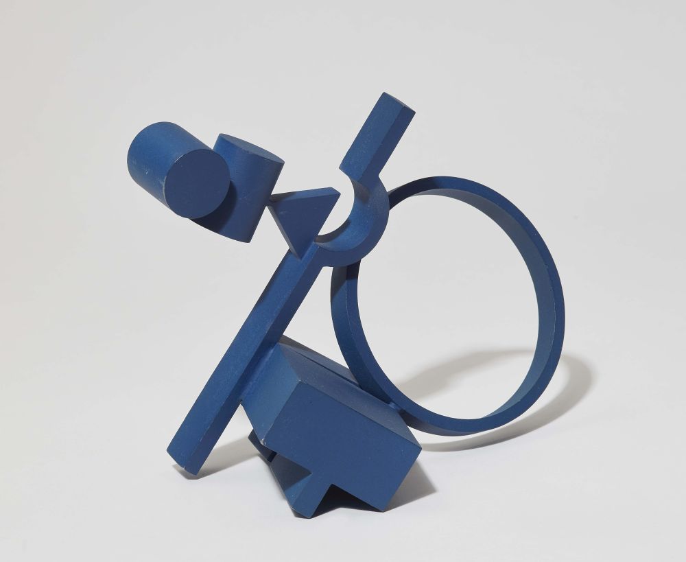 Fletcher Benton. Ohne Titel (Balanced - Unbalanced Blue). 1986. Stahlplastik, blau gefasst. Signiert