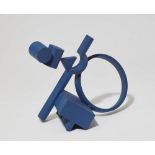 Fletcher Benton. Ohne Titel (Balanced - Unbalanced Blue). 1986. Stahlplastik, blau gefasst. Signiert