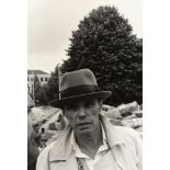 Klaus Behr. Joseph Beuys. S/W-Fotografie. Rückseitig signiert und mit Atelierstempel.