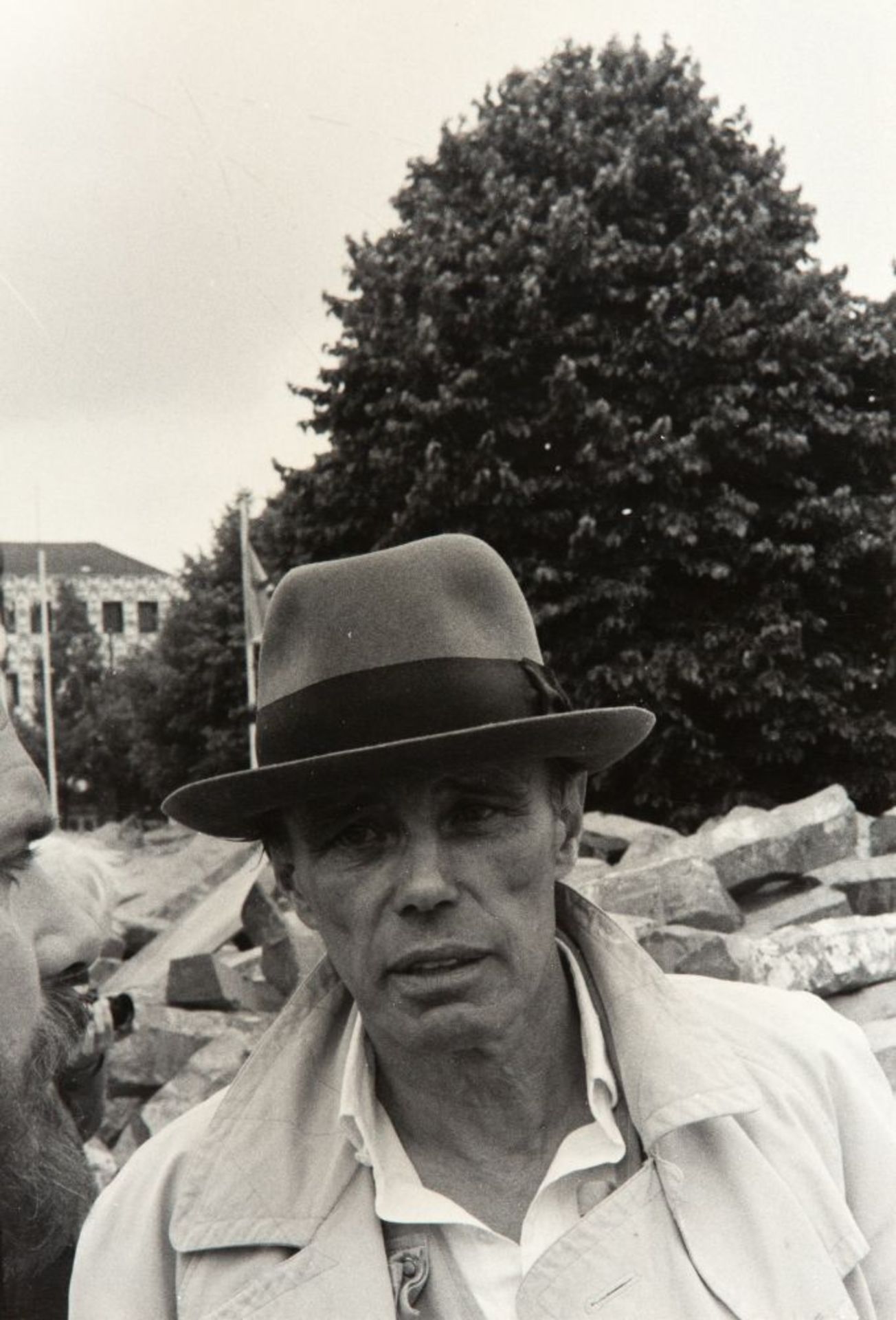 Klaus Behr. Joseph Beuys. S/W-Fotografie. Rückseitig signiert und mit Atelierstempel.