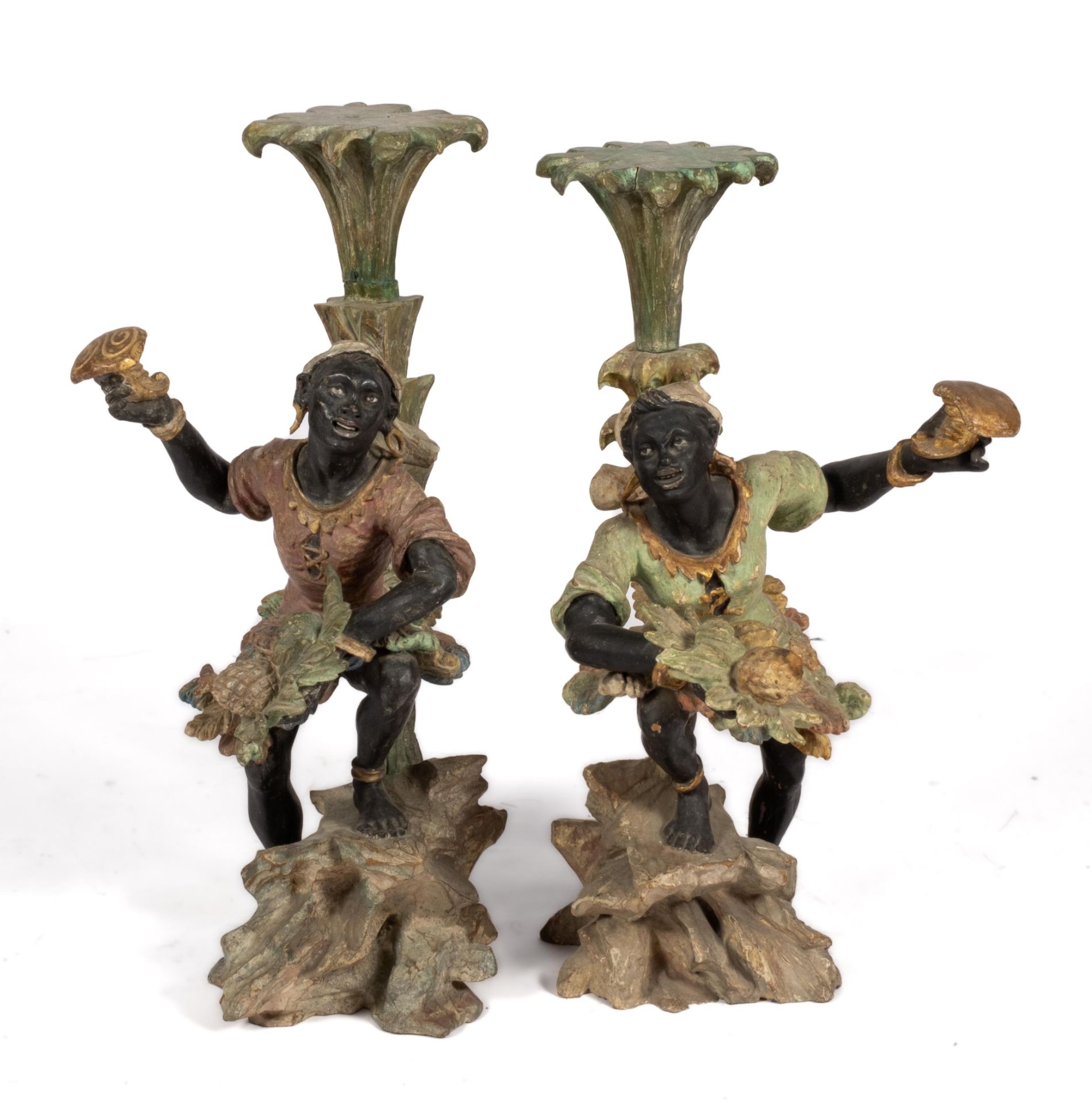 A pair of carved and polychrome painted figural pedestals - Bild 2 aus 4