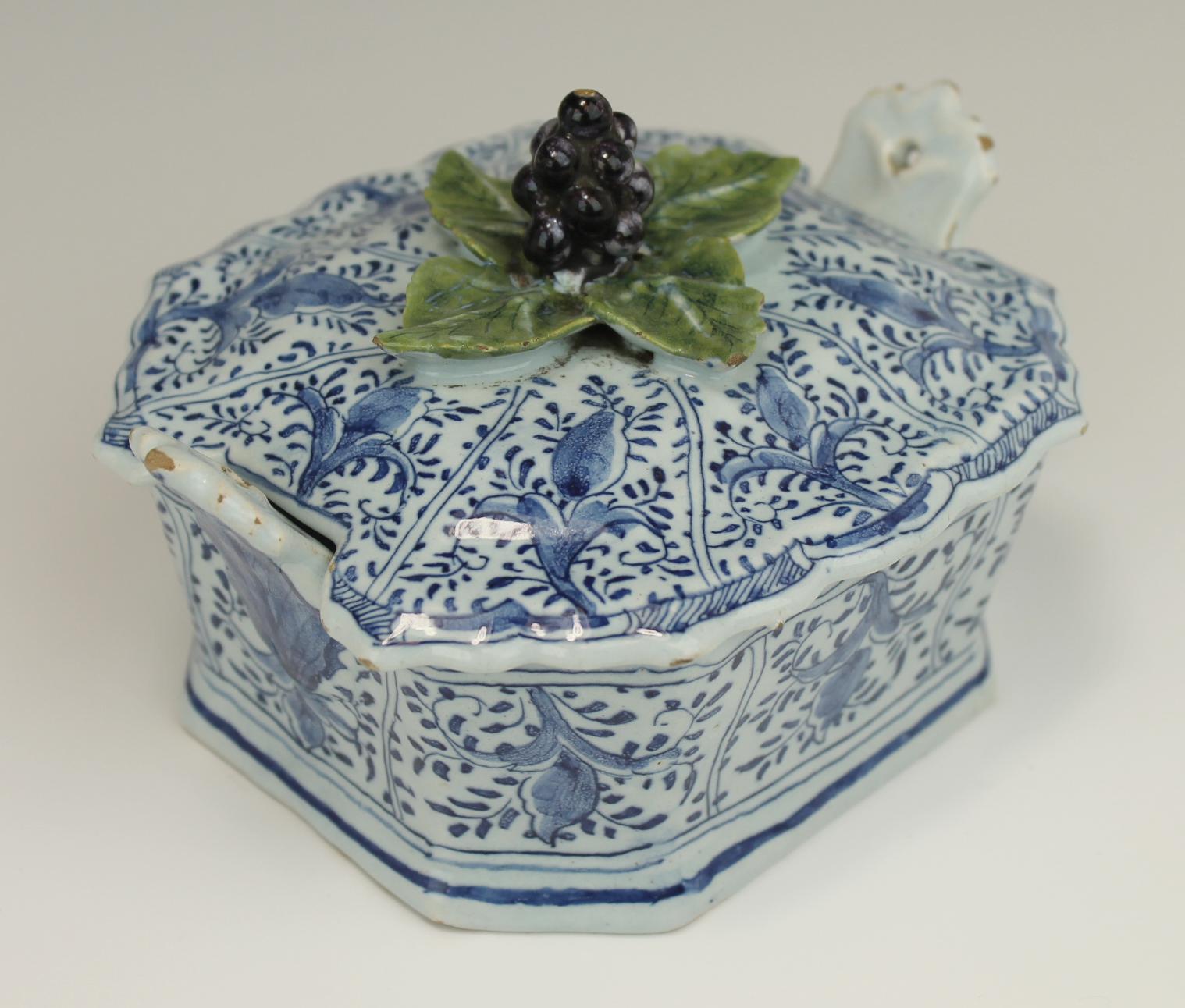 A Delft pottery butter dish - Image 4 of 7