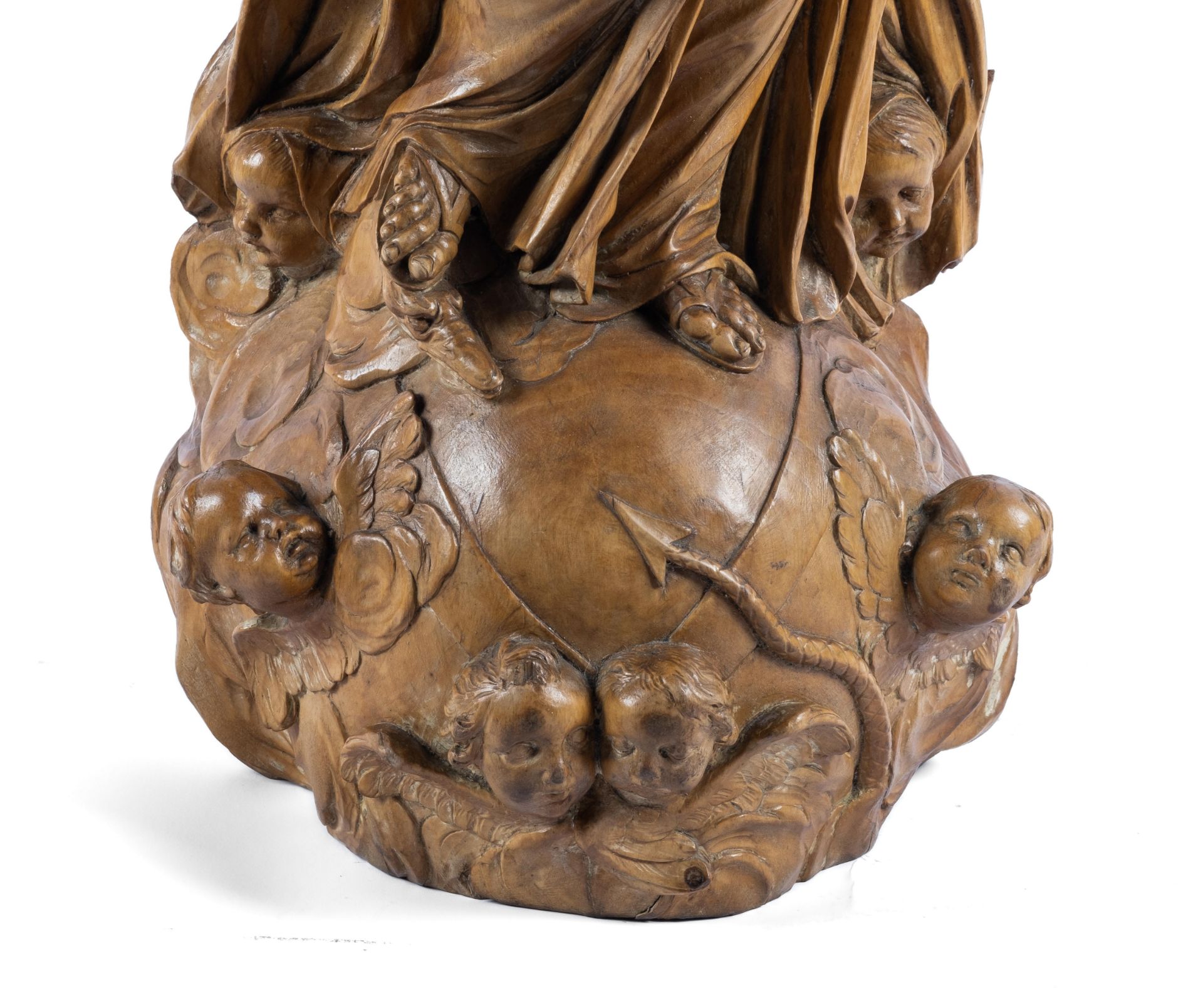 A Flemish carved limewood figure of the Virgin and Child atop the Globe - Bild 4 aus 8