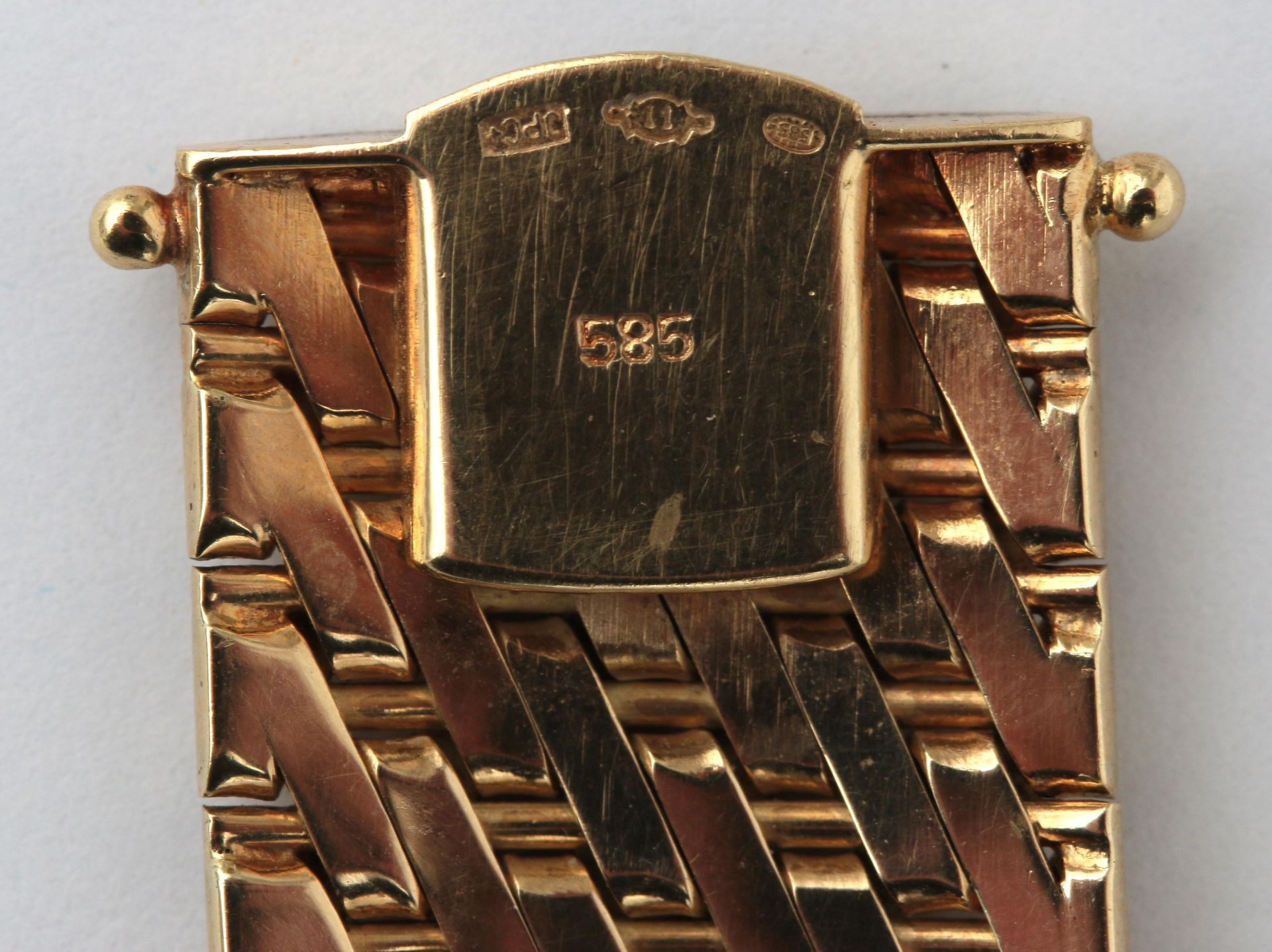 A 14 karat gold wide cuff bracelet, ca. 1970 - Bild 3 aus 3