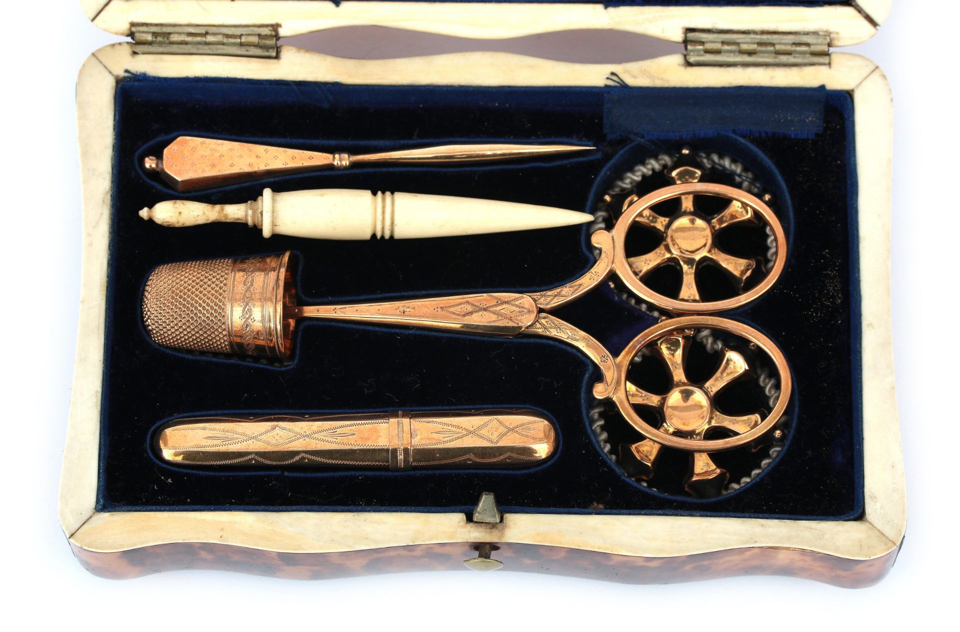 A 14 karat gold sewing kit/nécessaire in tortoise box, ca. 1860 - Bild 3 aus 6