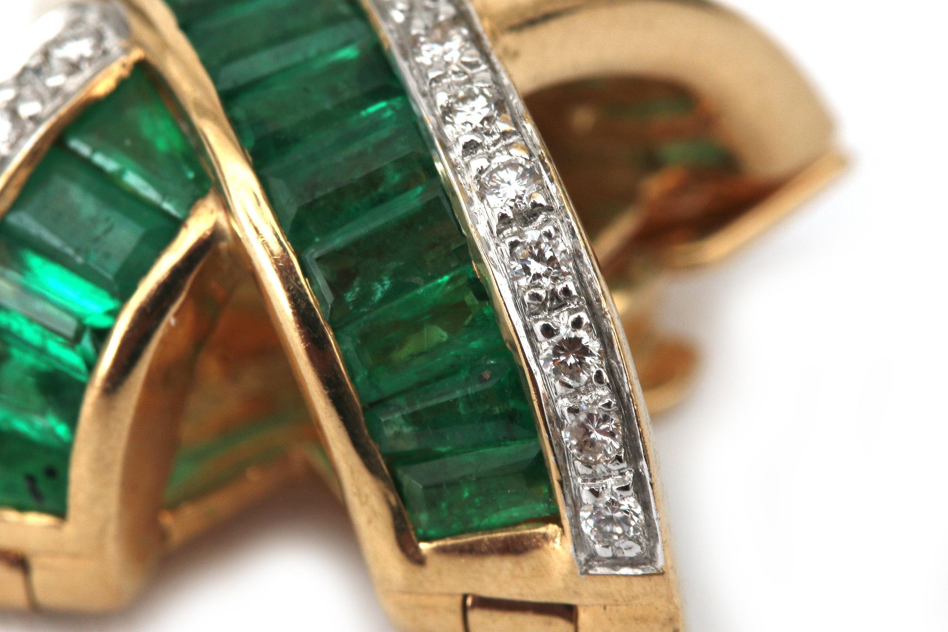 An 18 karat gold diamond and emerald set clip/pendant - Bild 4 aus 4