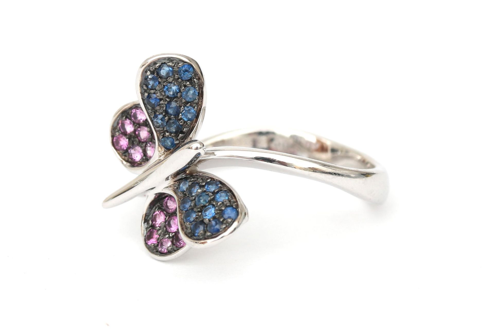 An 18 karat white gold butterfly ring with ruby and sapphire - Bild 2 aus 4