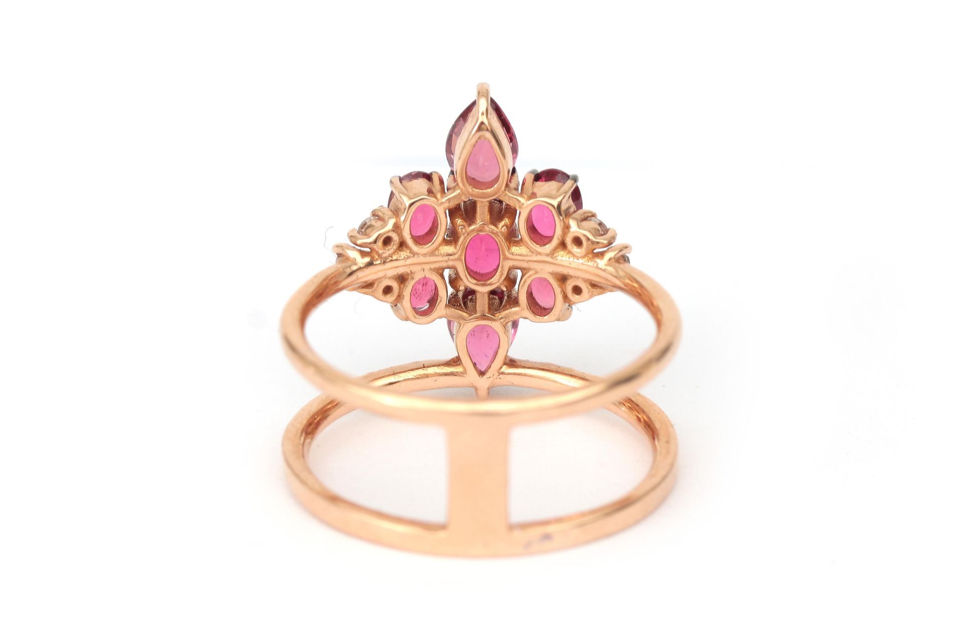 An 18 karat rose gold star shaped ruby and diamond cluster ring  - Bild 3 aus 4