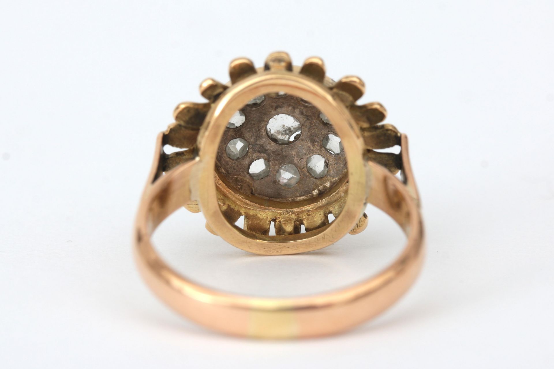 An 18 karat gold rose cut diamond cluster ring - Bild 3 aus 4