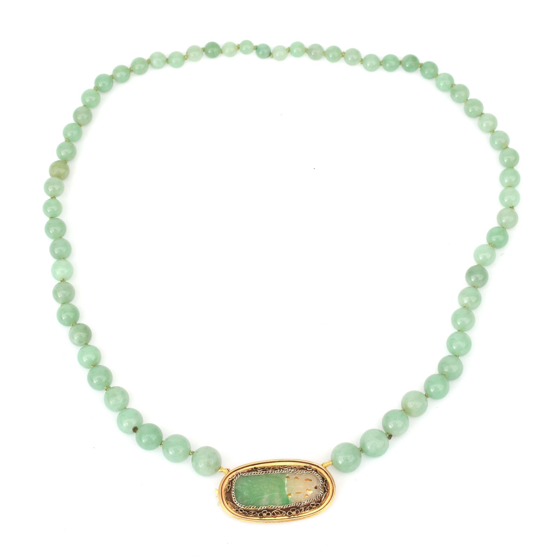 A jadeite bead necklace to a gold clasp, incl. Gemmological report NEL - Bild 2 aus 2