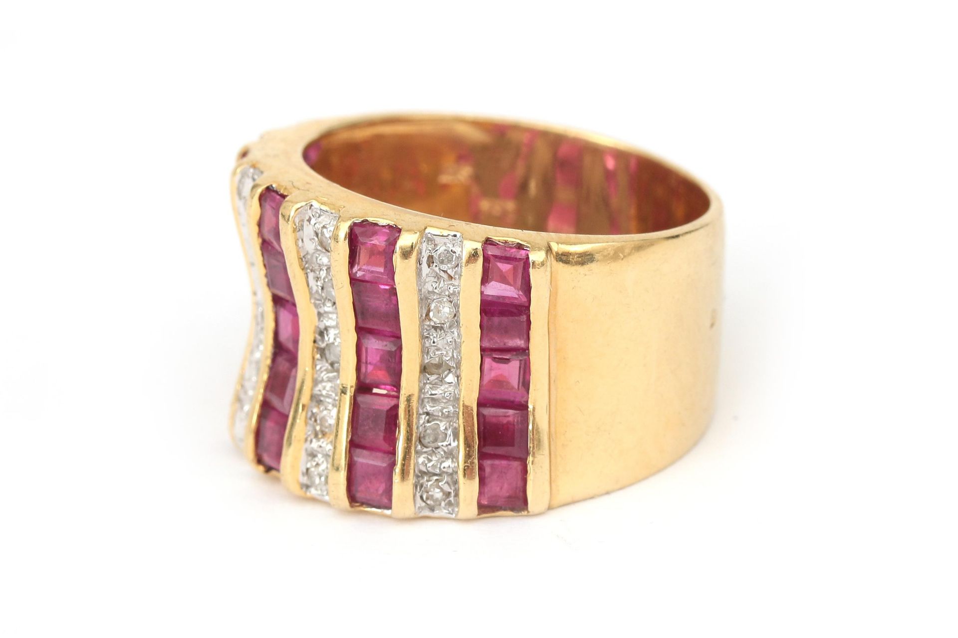 An 18 karat gold ruby and diamond ring  - Bild 2 aus 4