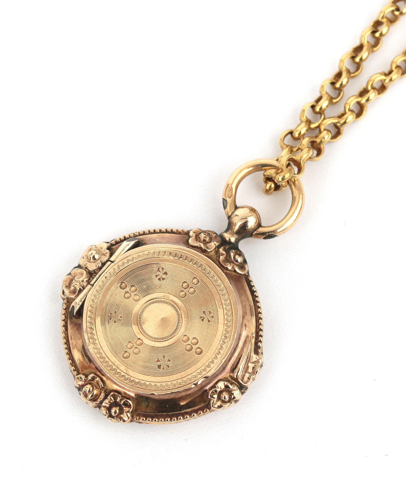A 14 karat gold belcher necklace and a 14 karat gold locket