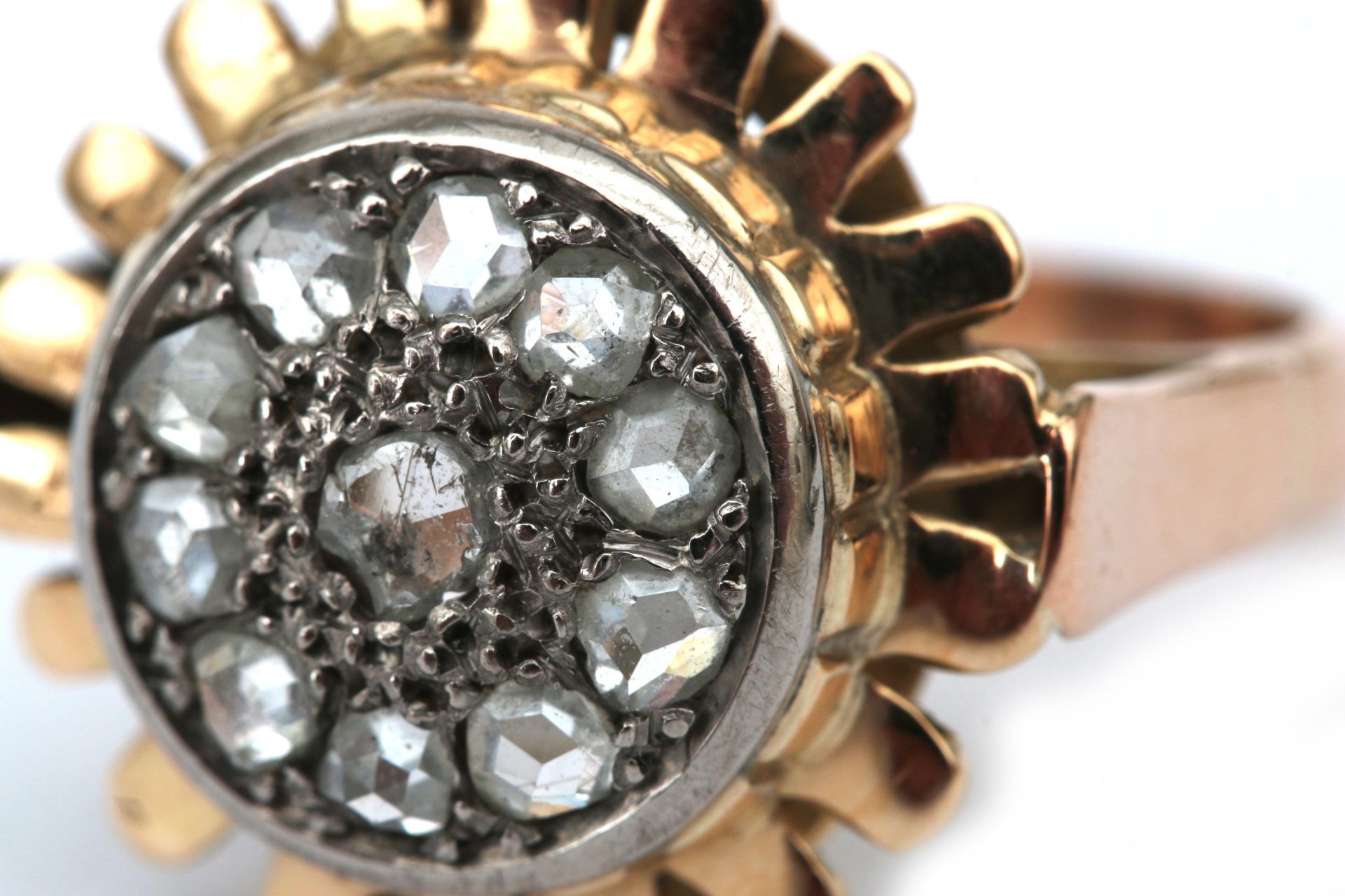 An 18 karat gold rose cut diamond cluster ring - Bild 4 aus 4