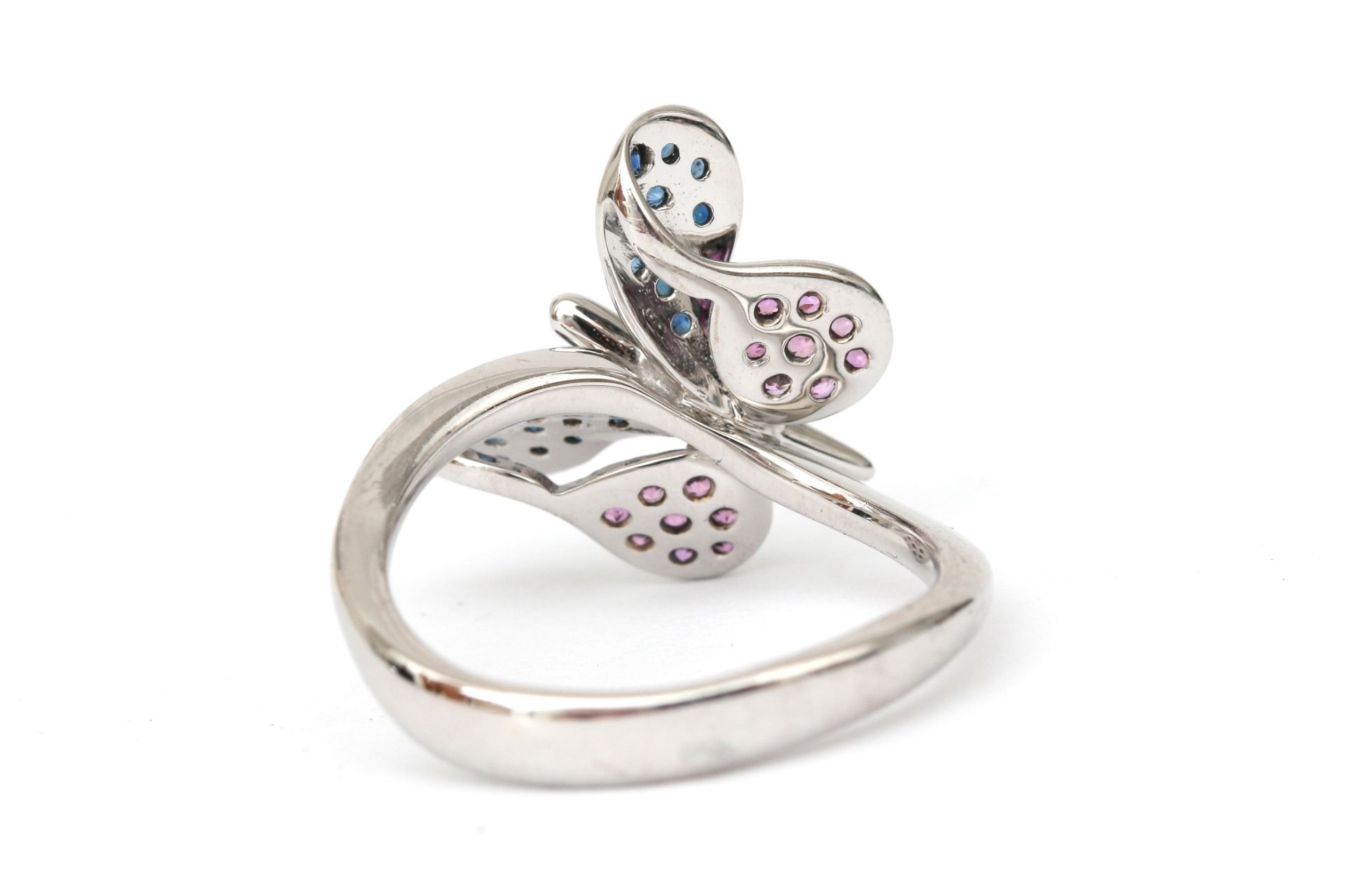 An 18 karat white gold butterfly ring with ruby and sapphire - Bild 3 aus 4