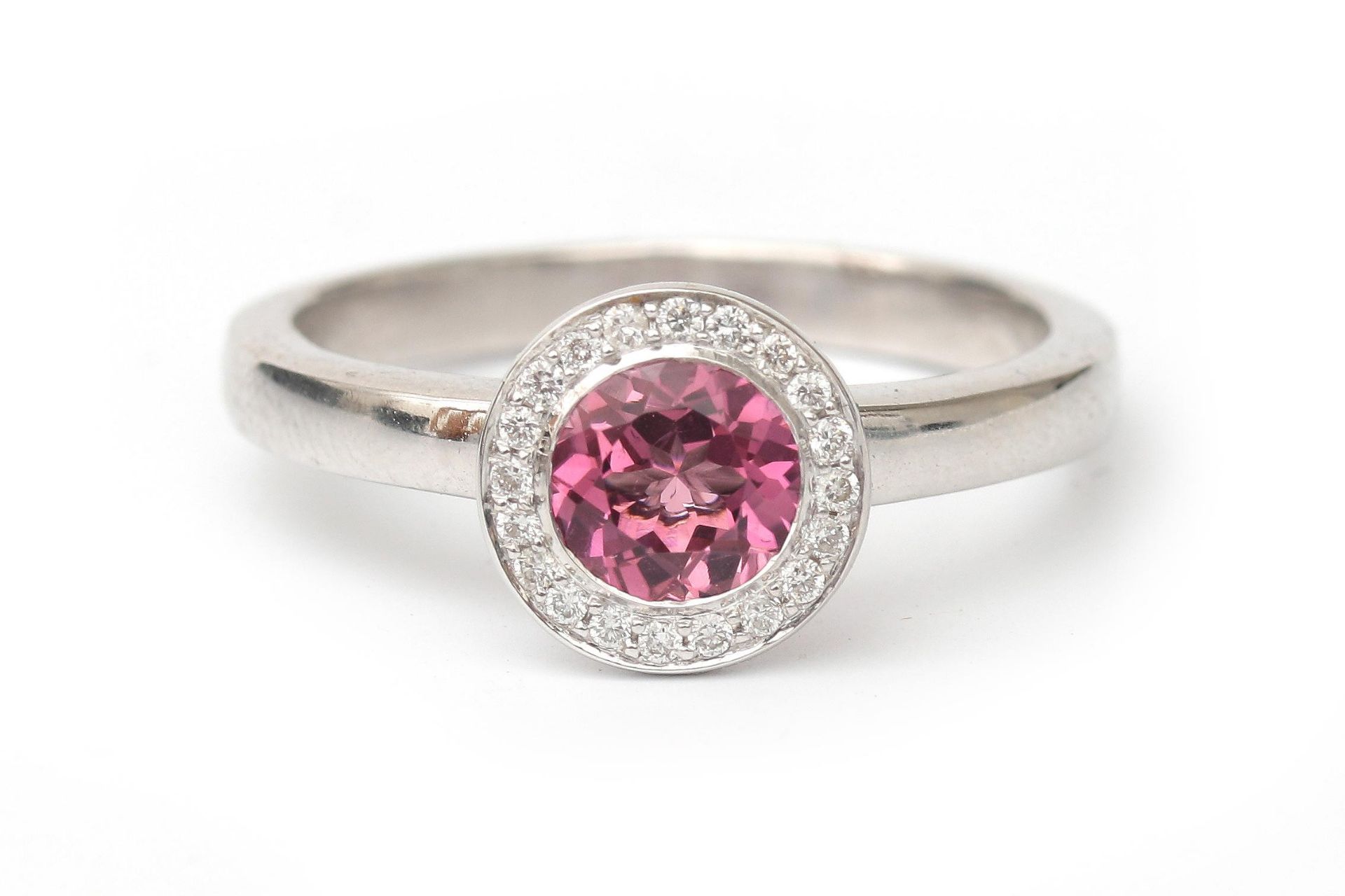 An 18 karat white gold cluster ring with diamonds and tourmaline