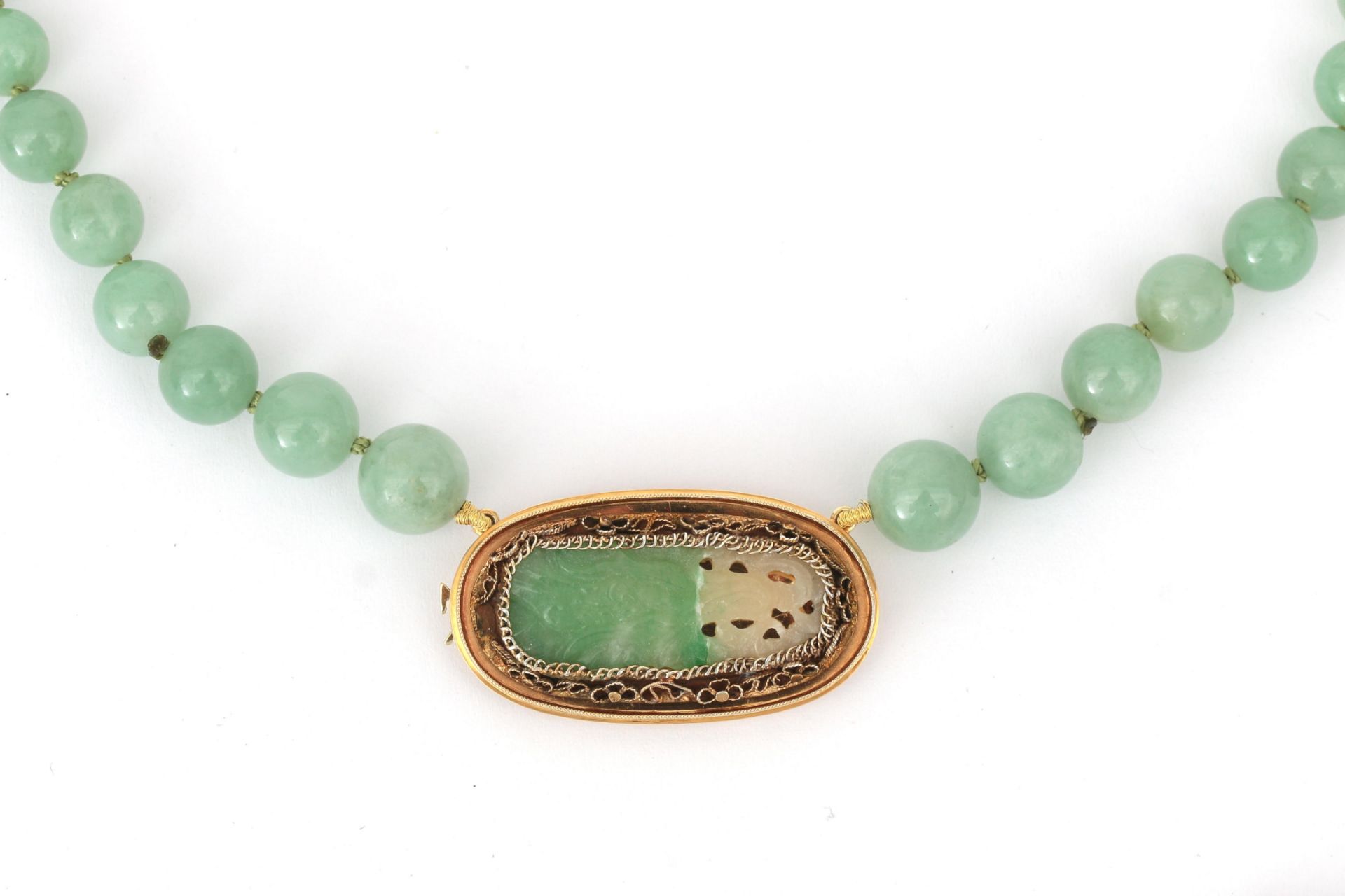 A jadeite bead necklace to a gold clasp, incl. Gemmological report NEL