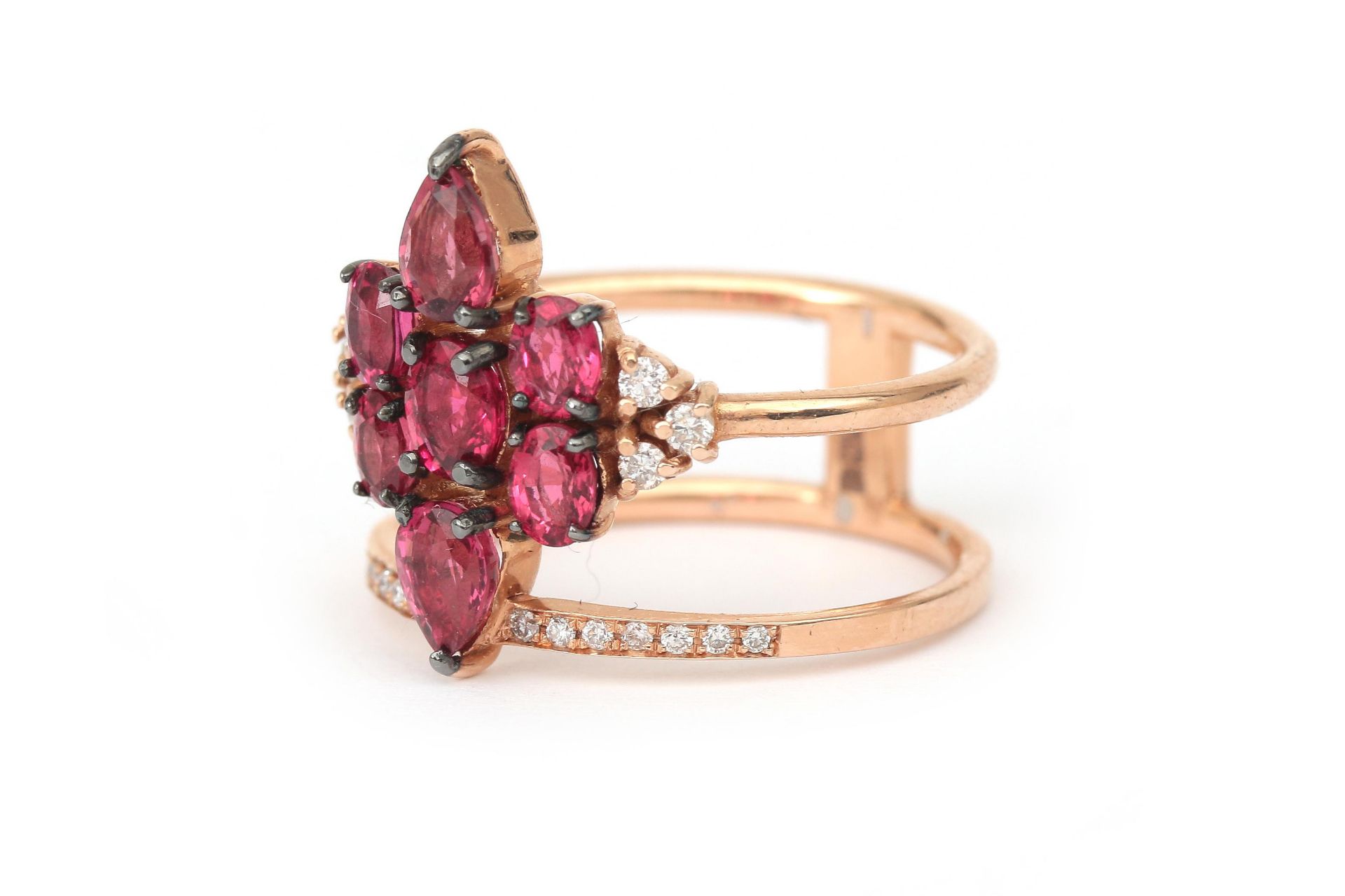 An 18 karat rose gold star shaped ruby and diamond cluster ring  - Bild 2 aus 4