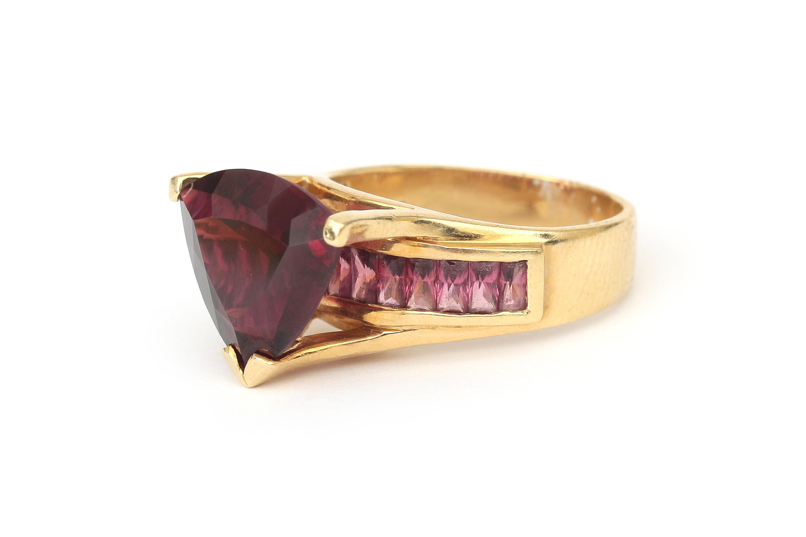 An 18 karat gold rubelite tourmaline ring - Image 2 of 4