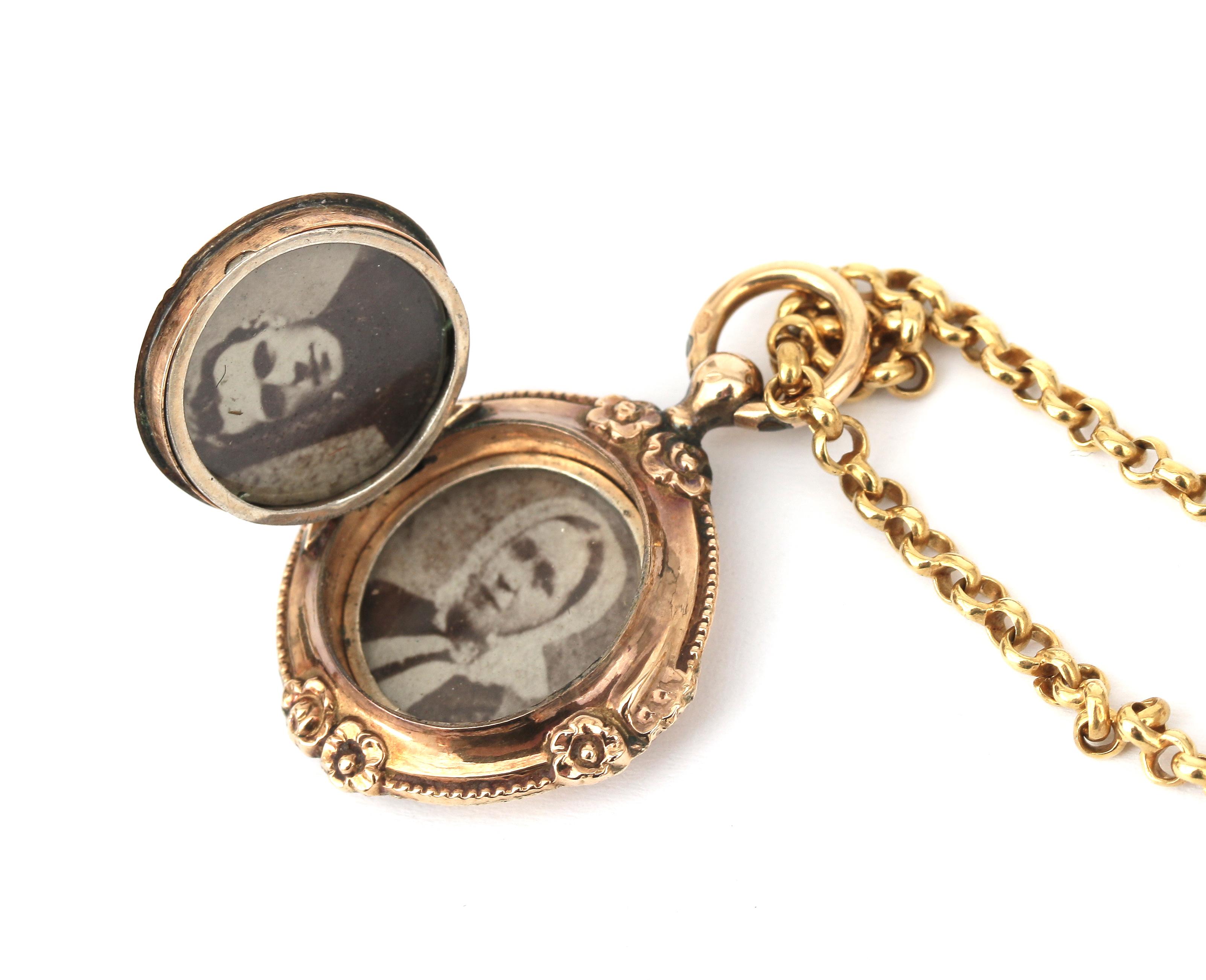 A 14 karat gold belcher necklace and a 14 karat gold locket - Image 4 of 4