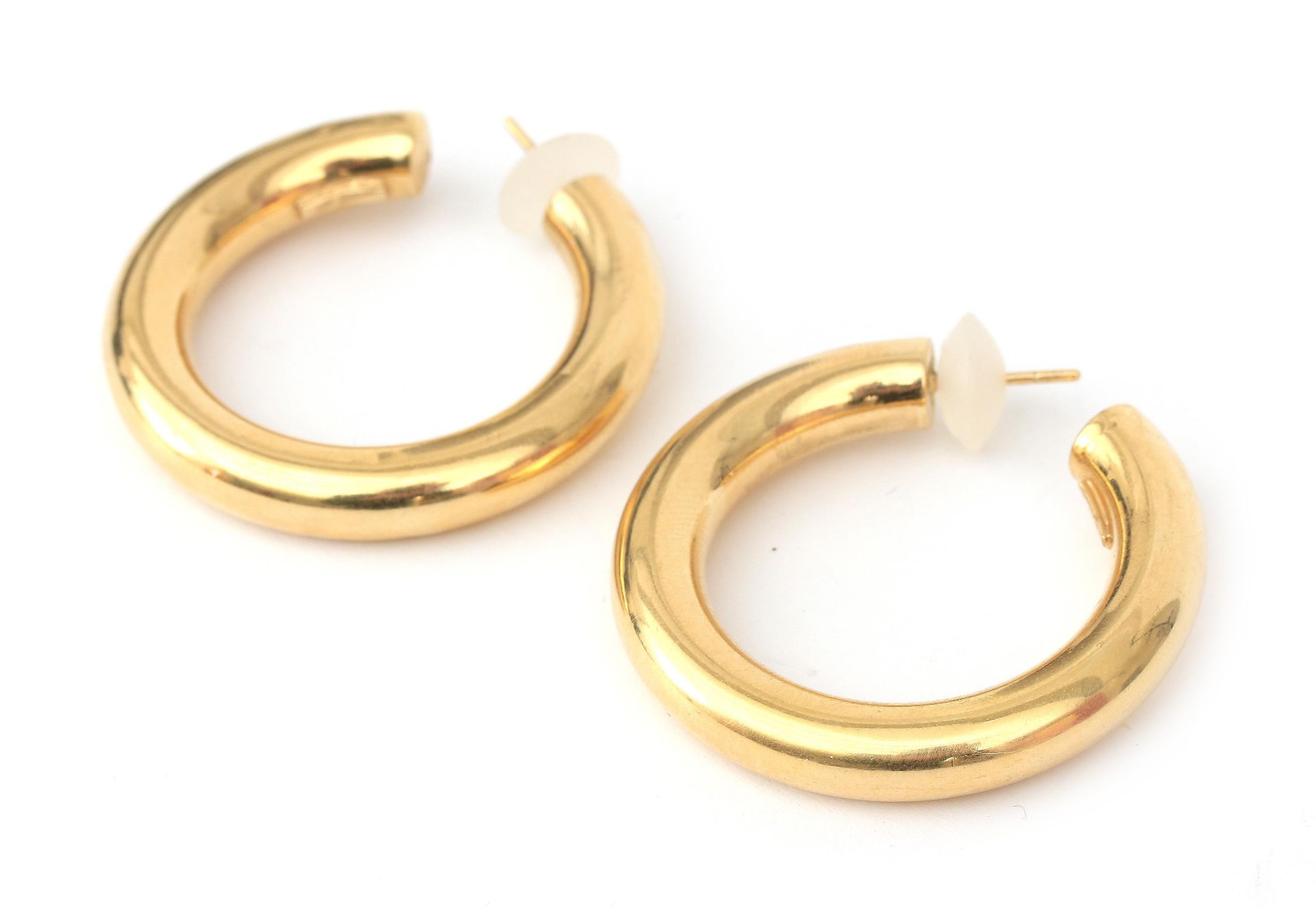 A pair of 18 karat gold ear hoops - Bild 2 aus 4