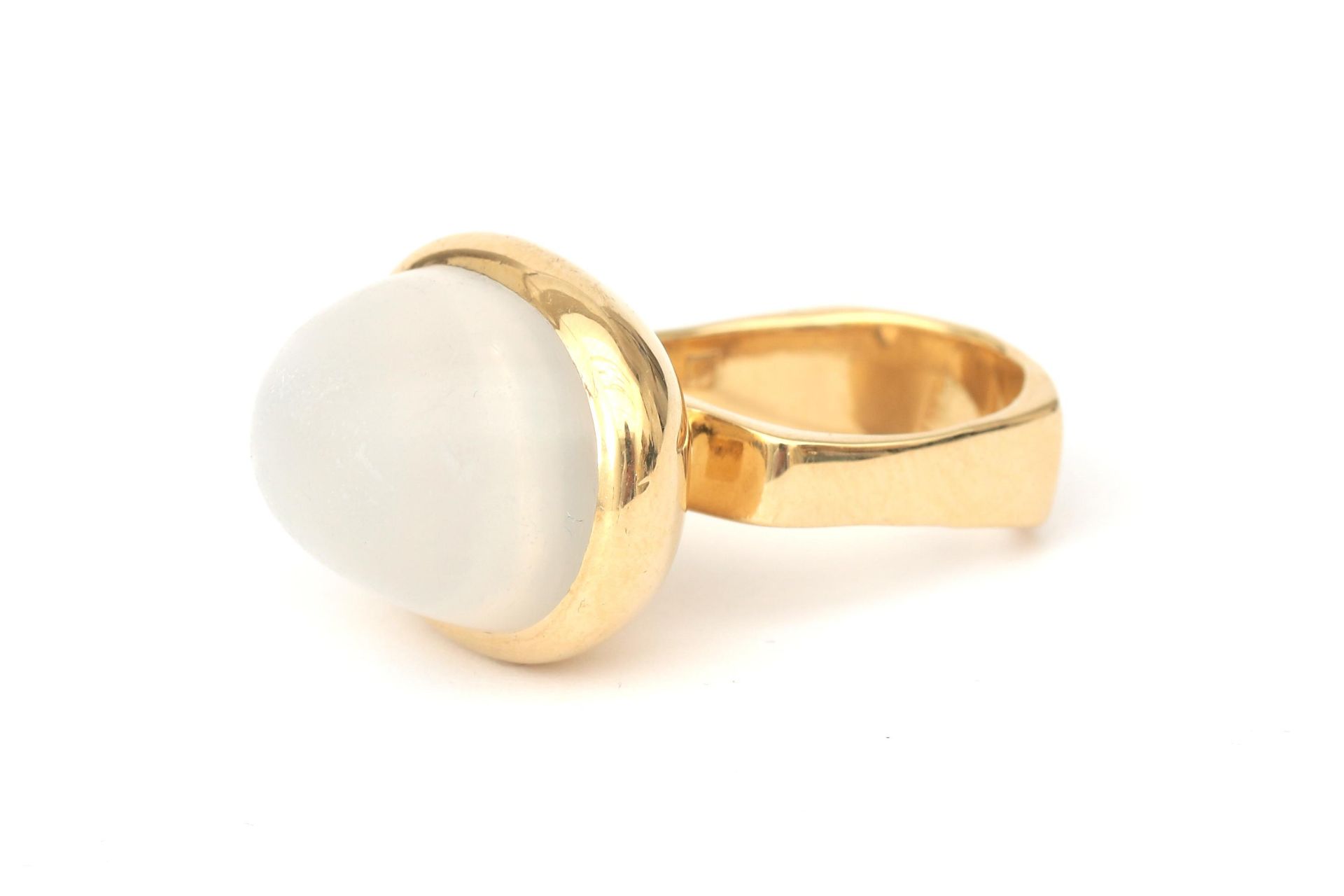 An 18 karat gold moonstone ring 