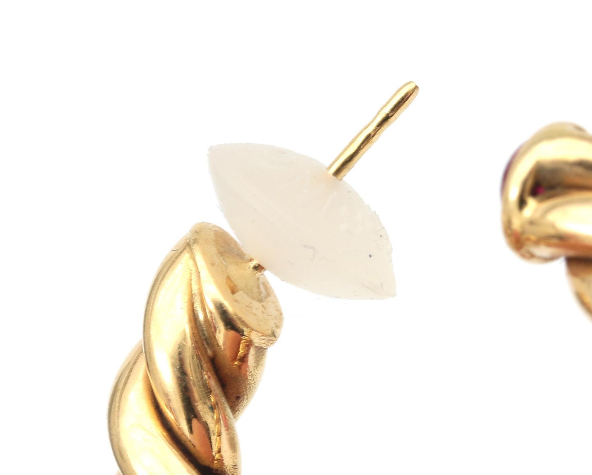 A pair of 18 karat gold twisted hoops with tourmaline - Bild 3 aus 3