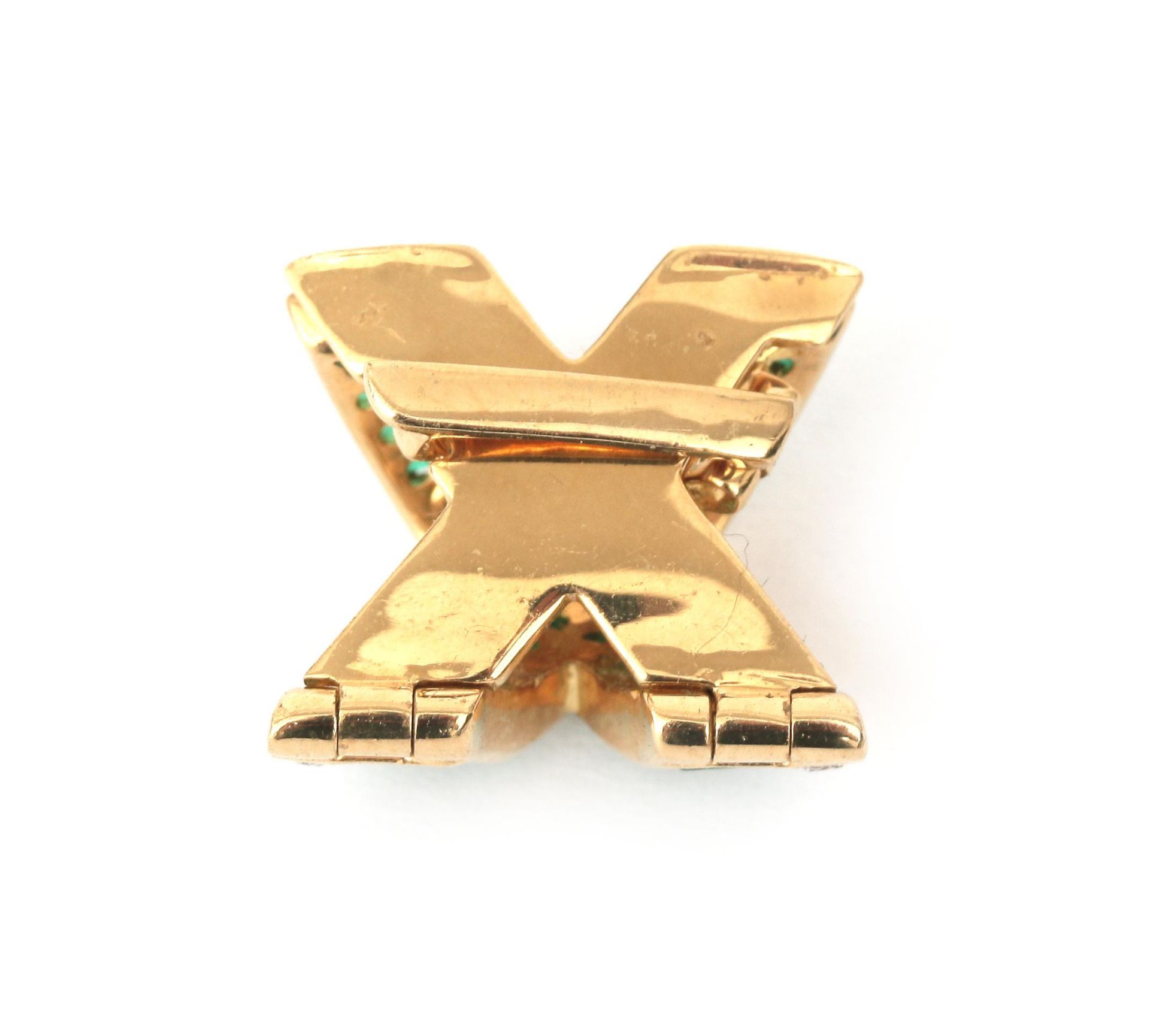 An 18 karat gold diamond and emerald set clip/pendant - Bild 3 aus 4
