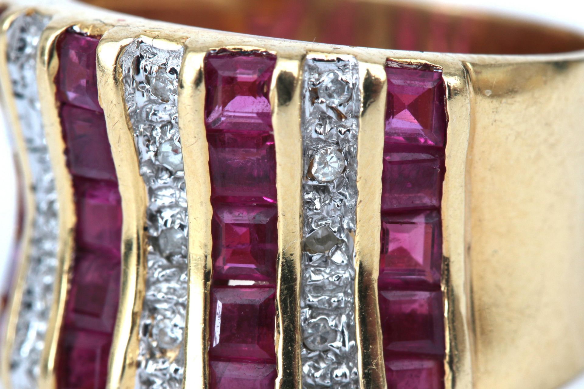 An 18 karat gold ruby and diamond ring  - Bild 4 aus 4