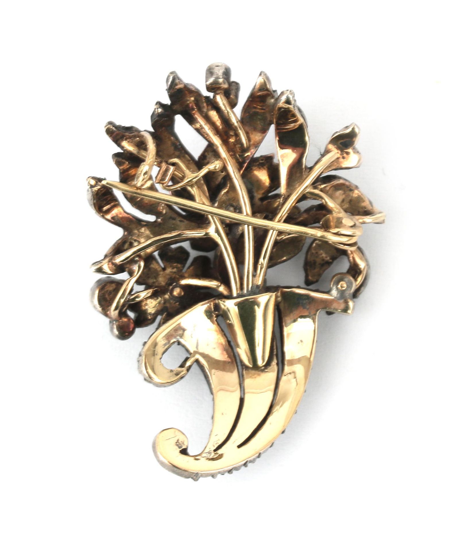 A 14 karat gold and silver rose cut diamond cornucopia brooch - Bild 2 aus 3