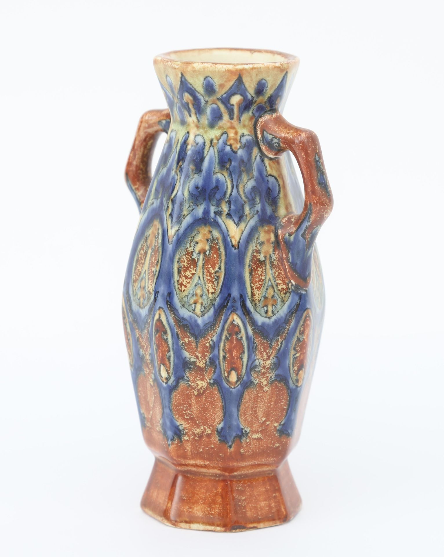 Fayence- en Tegelfabriek Holland, Utrecht An octagonal ceramic vase with two handles, decorated in - Bild 3 aus 4