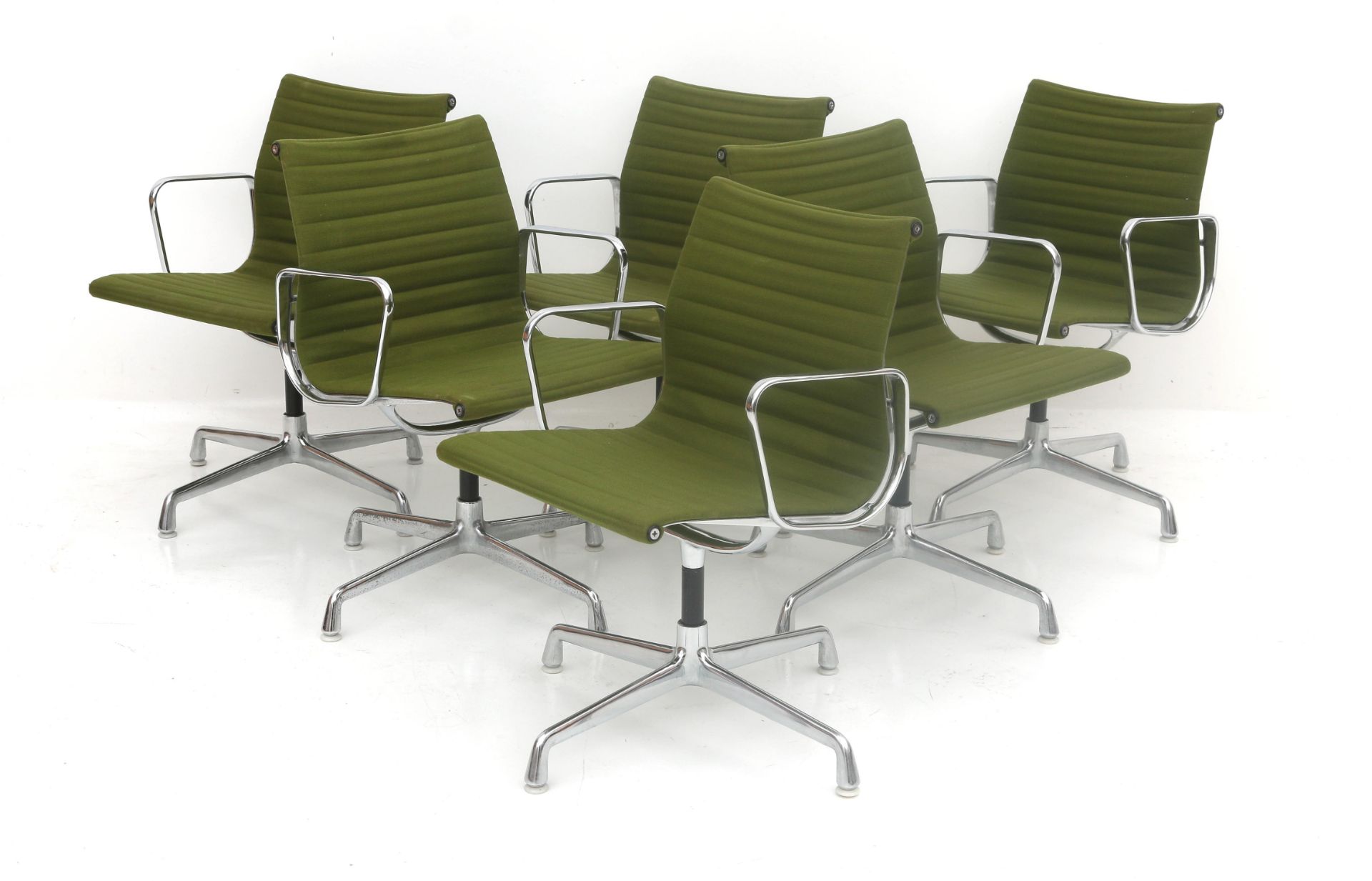 Charles & Ray Eames Six EA108 armchairs from the Aluminium Group, green hopsak upholstery, - Bild 5 aus 6