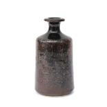 Maragrete Schott (1911-2004) A flask-shaped tenmoku glazed stoneware vase, 1988, marked. 17,5 cm.