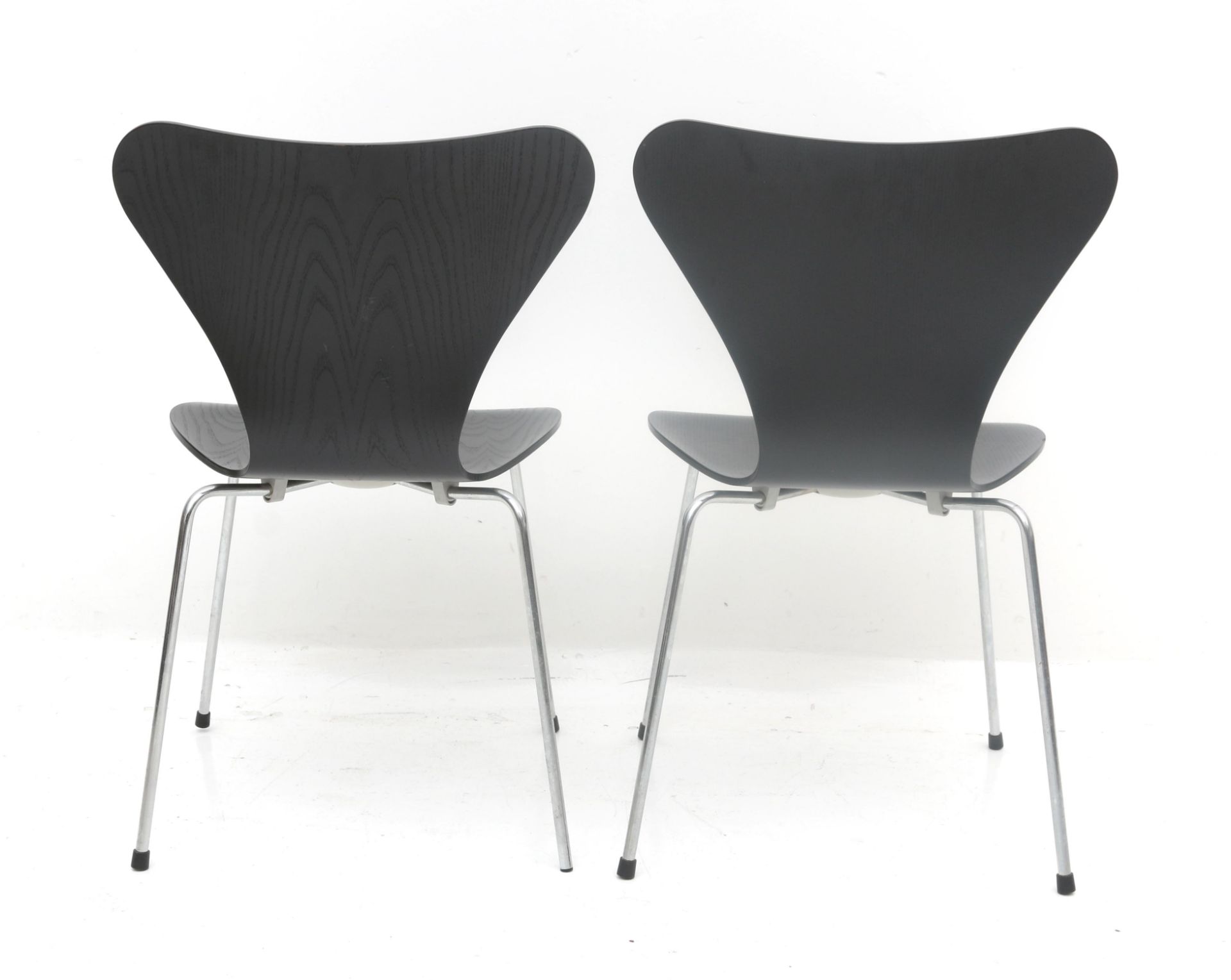 Arne Jacobsen (1902-1971) Two black lacquered bentwood Butterfly chairs on chromium plated metal - Bild 2 aus 4