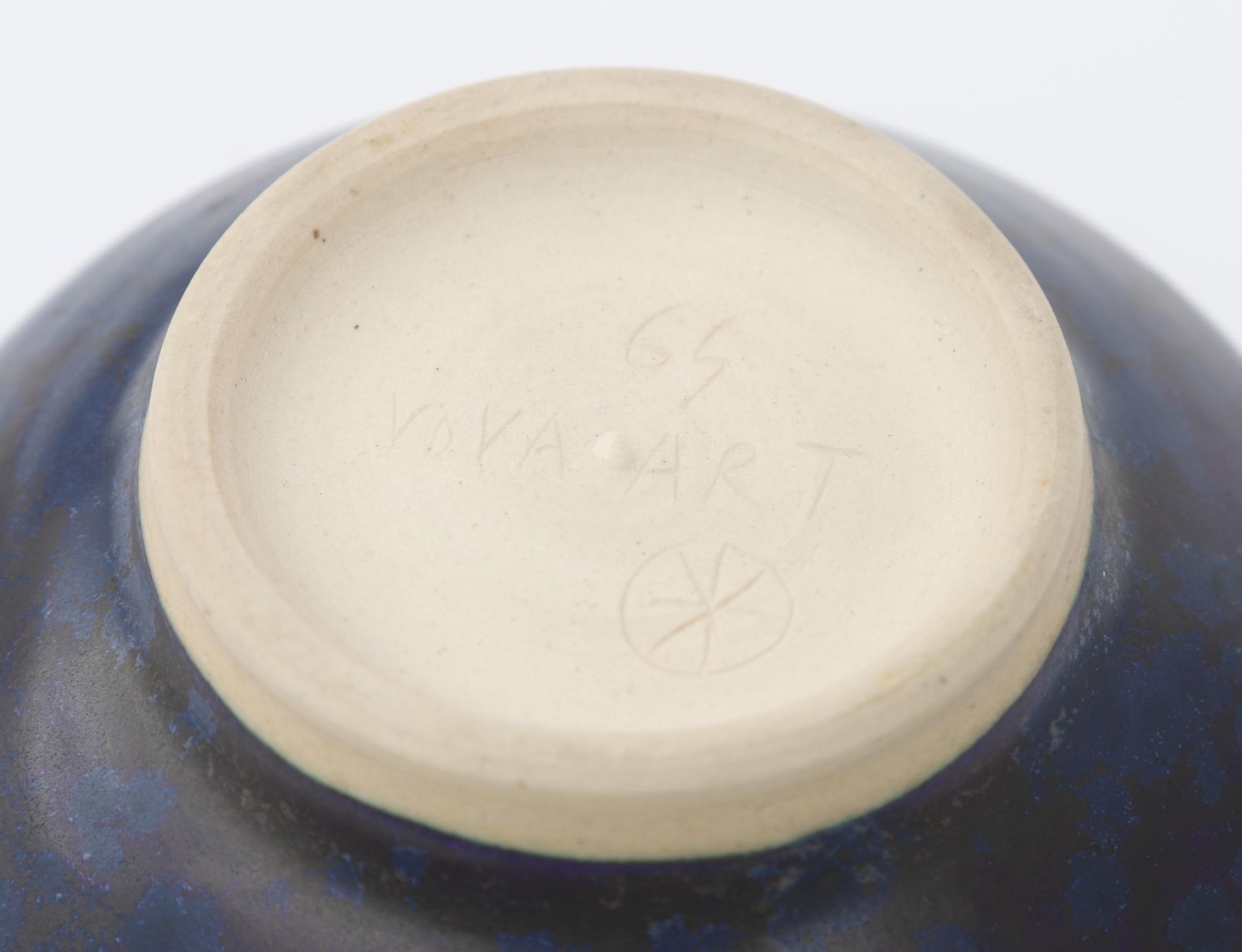 Jan van der Vaart (1931-2000) A blue and black glazed stoneware bowl with flaring rim, signed - Bild 2 aus 4