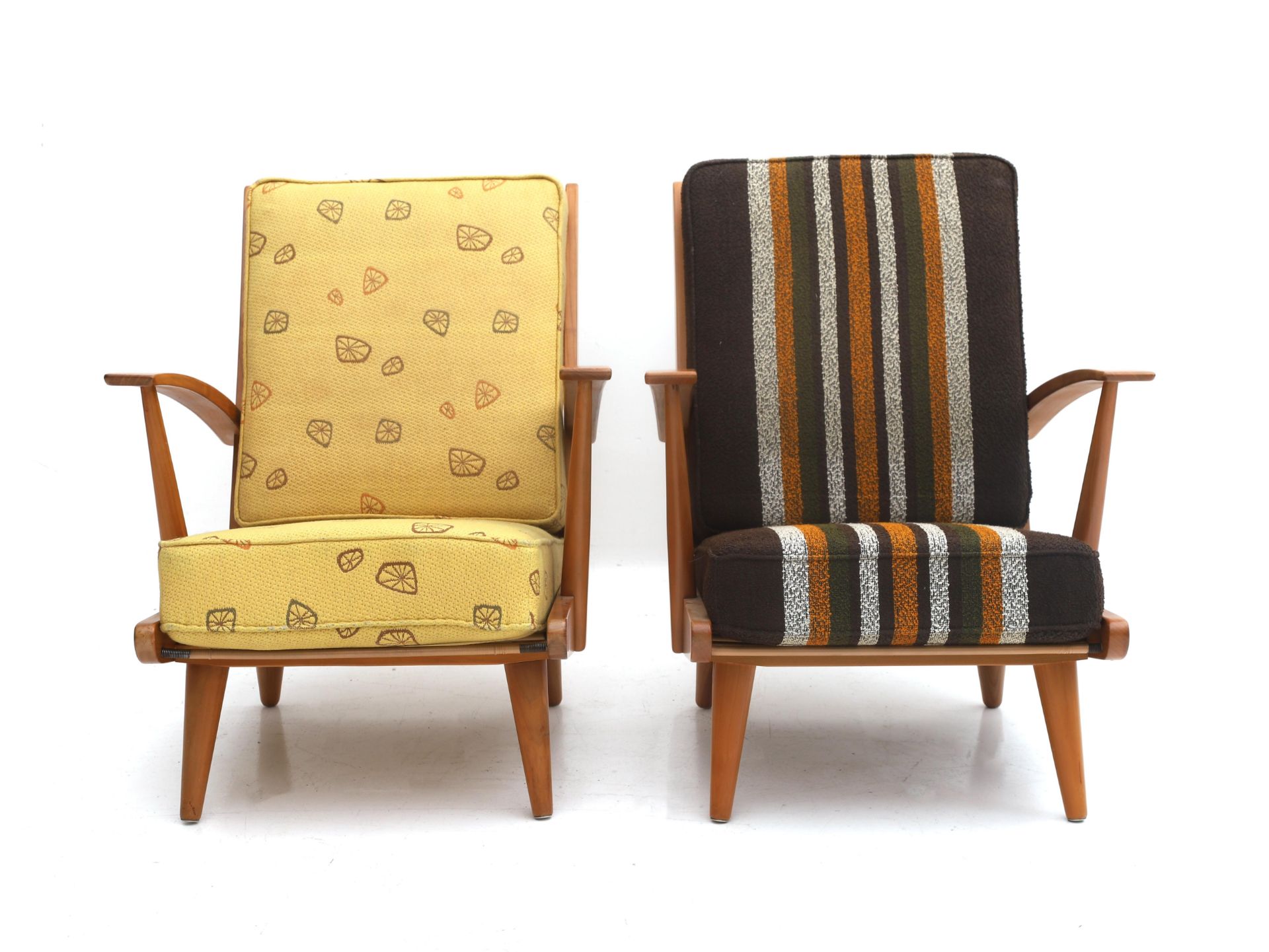 Midcentury Modern A pair of beech wood easy chairs with re-upholstered cushions. 82 cm. h. (2x) - Bild 4 aus 5