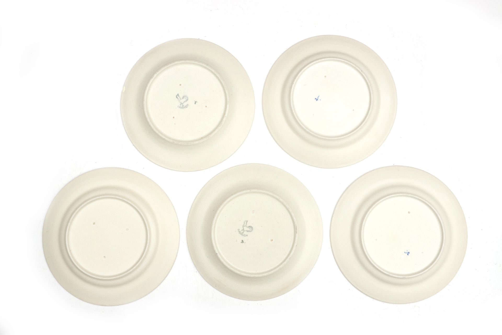 N.V. Arnhemsche Fayencefabriek Five matt white glazed ceramic dining plates with stylised linear - Bild 5 aus 6