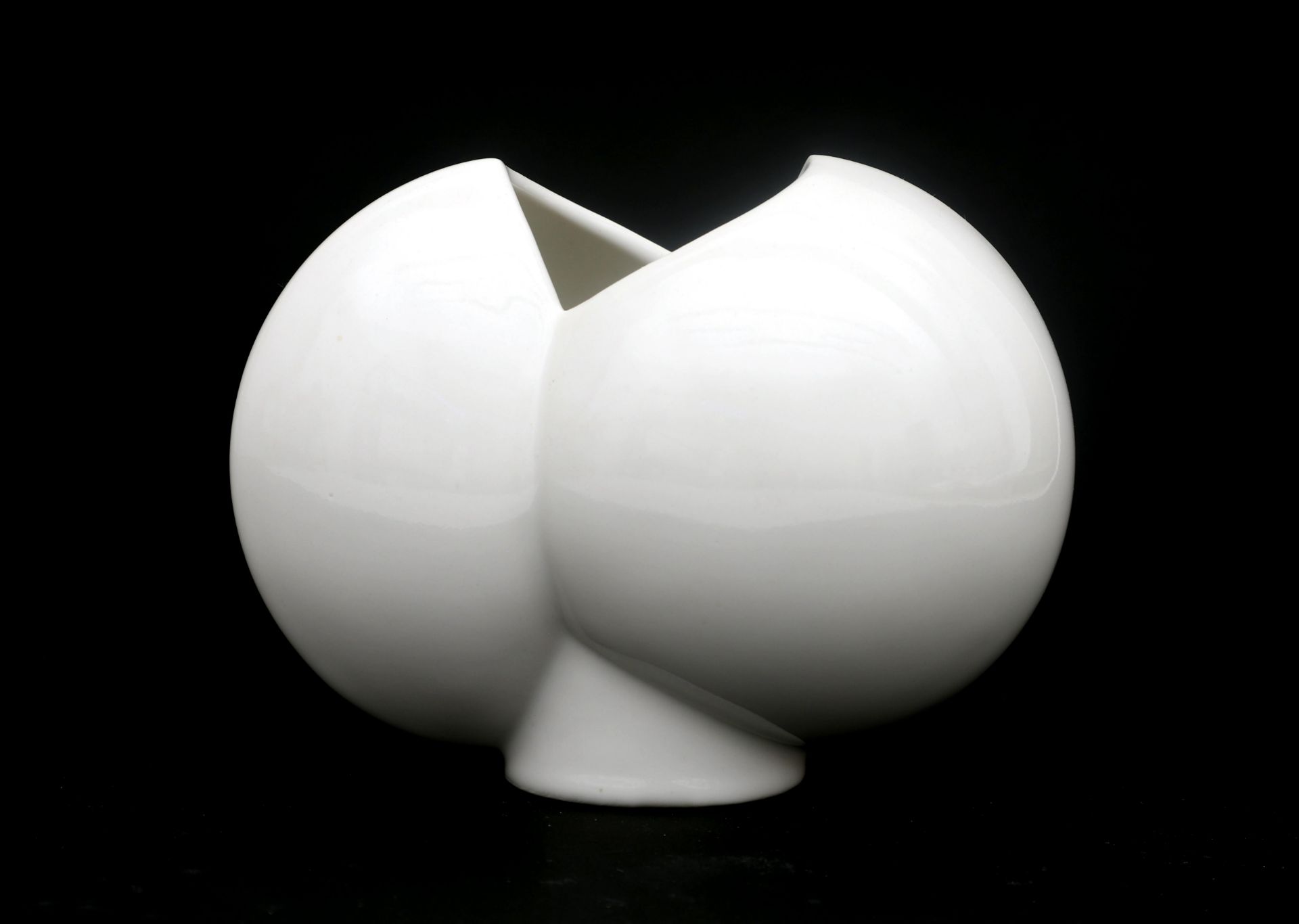 Jan van der Vaart (1931-2000) A white glazed ceramic vase, model 57 "Billen" (buttocks), multiple, - Bild 2 aus 3