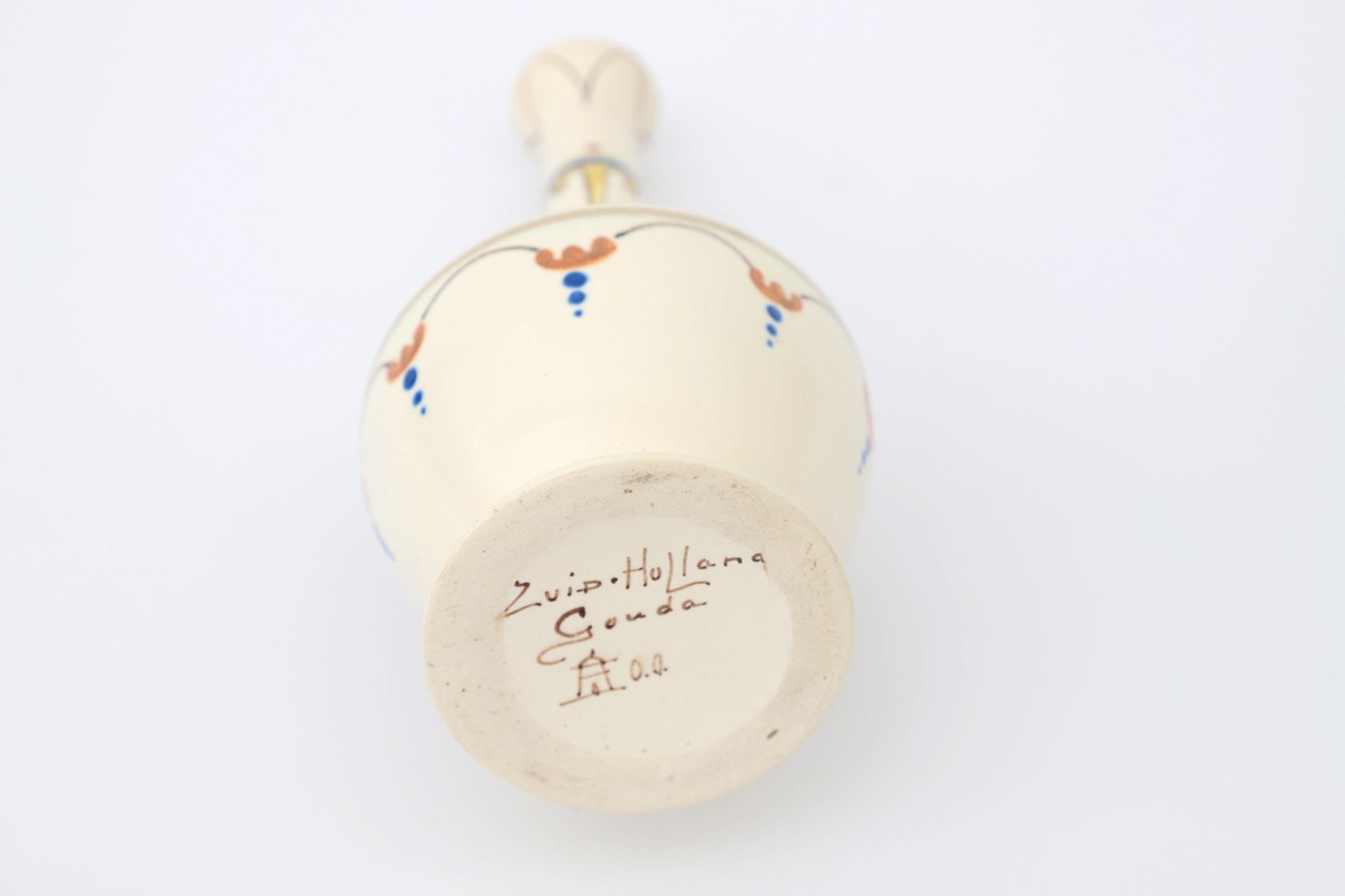 Plateelbakkerij Zuid Holland, Gouda A matt white glazed ceramic solifleur vase with linear - Bild 4 aus 4