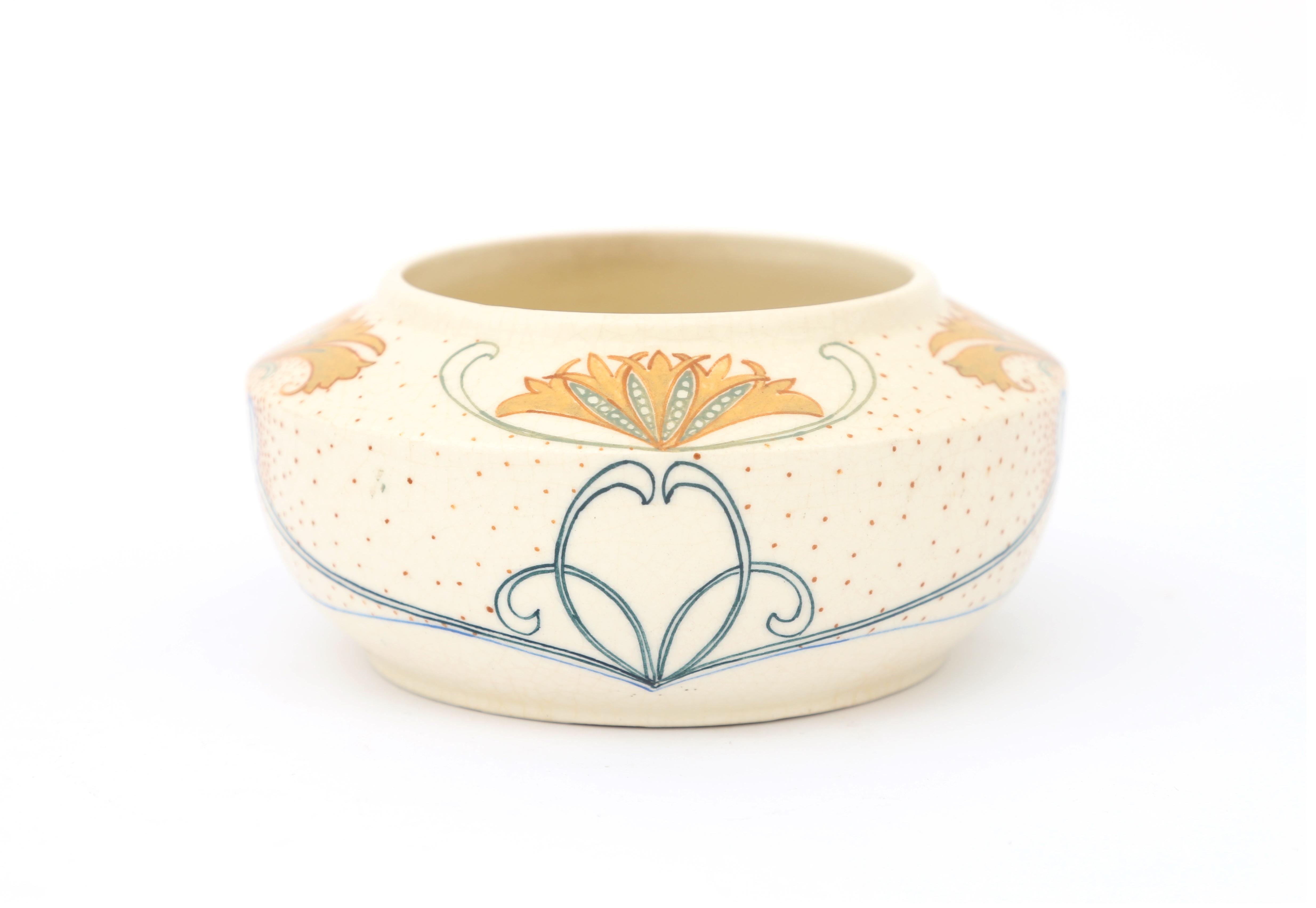 N.V. Arnhemsche Fayencefabriek A matt white glazed ceramic bowl with stylised linear and floral - Image 4 of 5