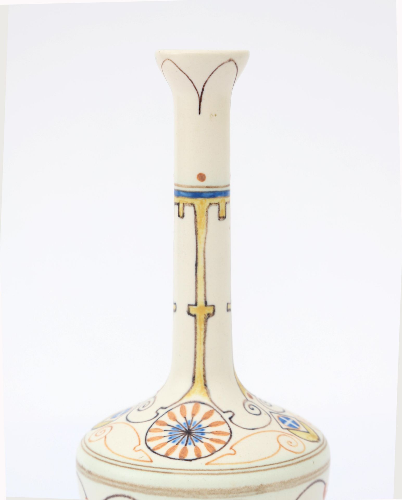 Plateelbakkerij Zuid Holland, Gouda A matt white glazed ceramic solifleur vase with linear - Bild 2 aus 4